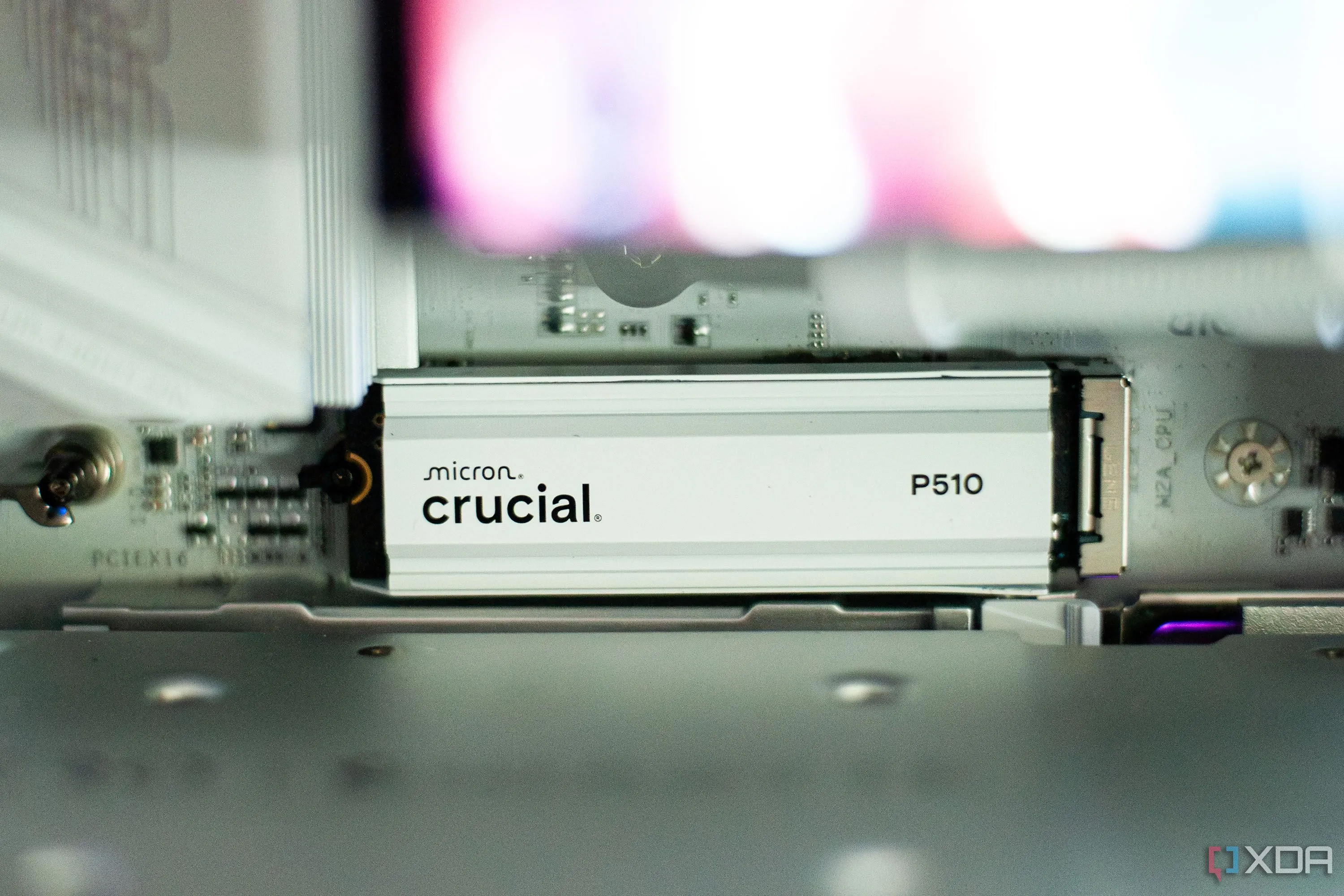 SSD Crucial P510 thế hệ Gen 5 được lắp đặt trong bộ máy tính, minh họa khả năng tản nhiệt cải tiến