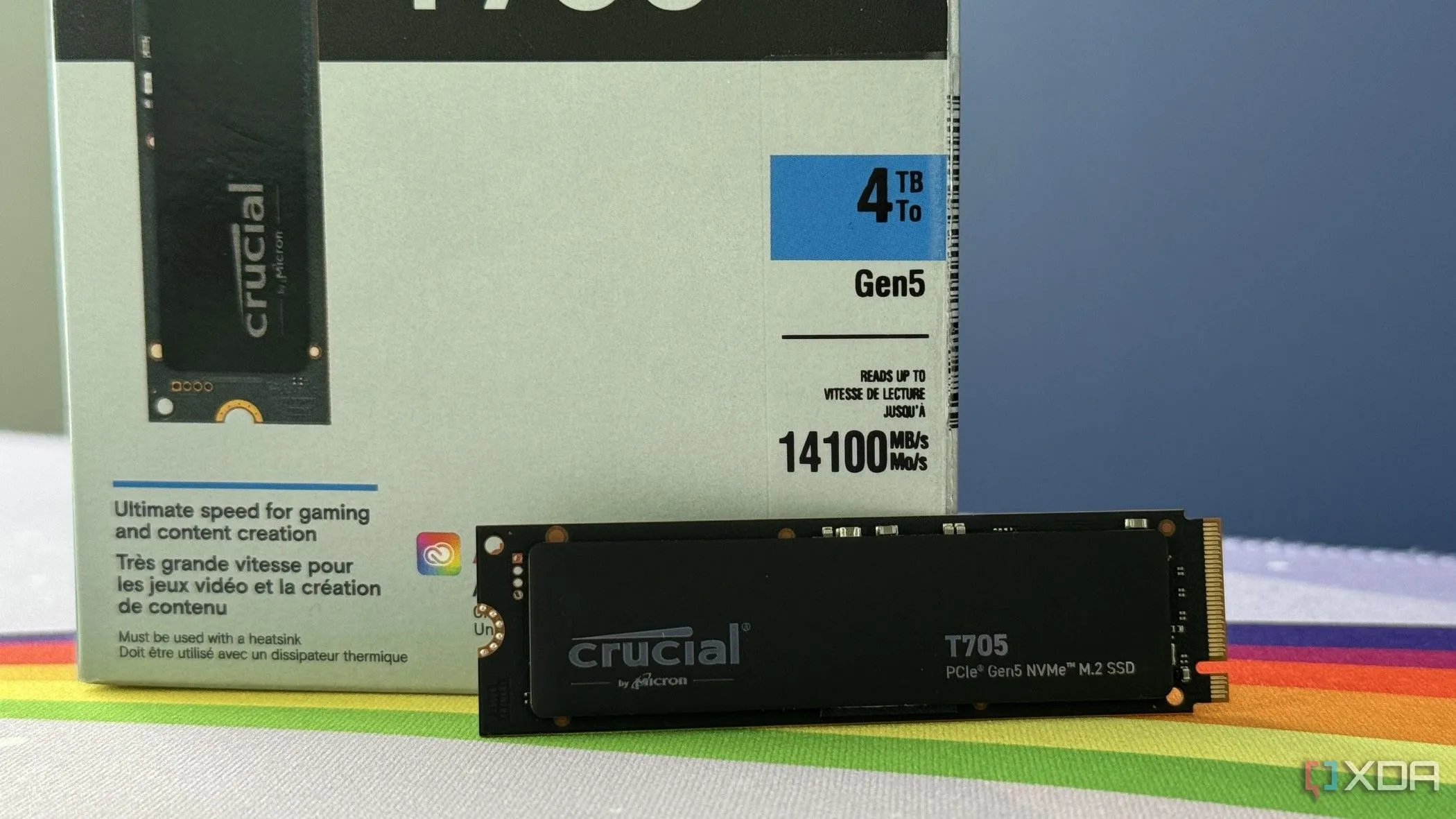 SSD Crucial T705 đứng thẳng trước bao bì sản phẩm