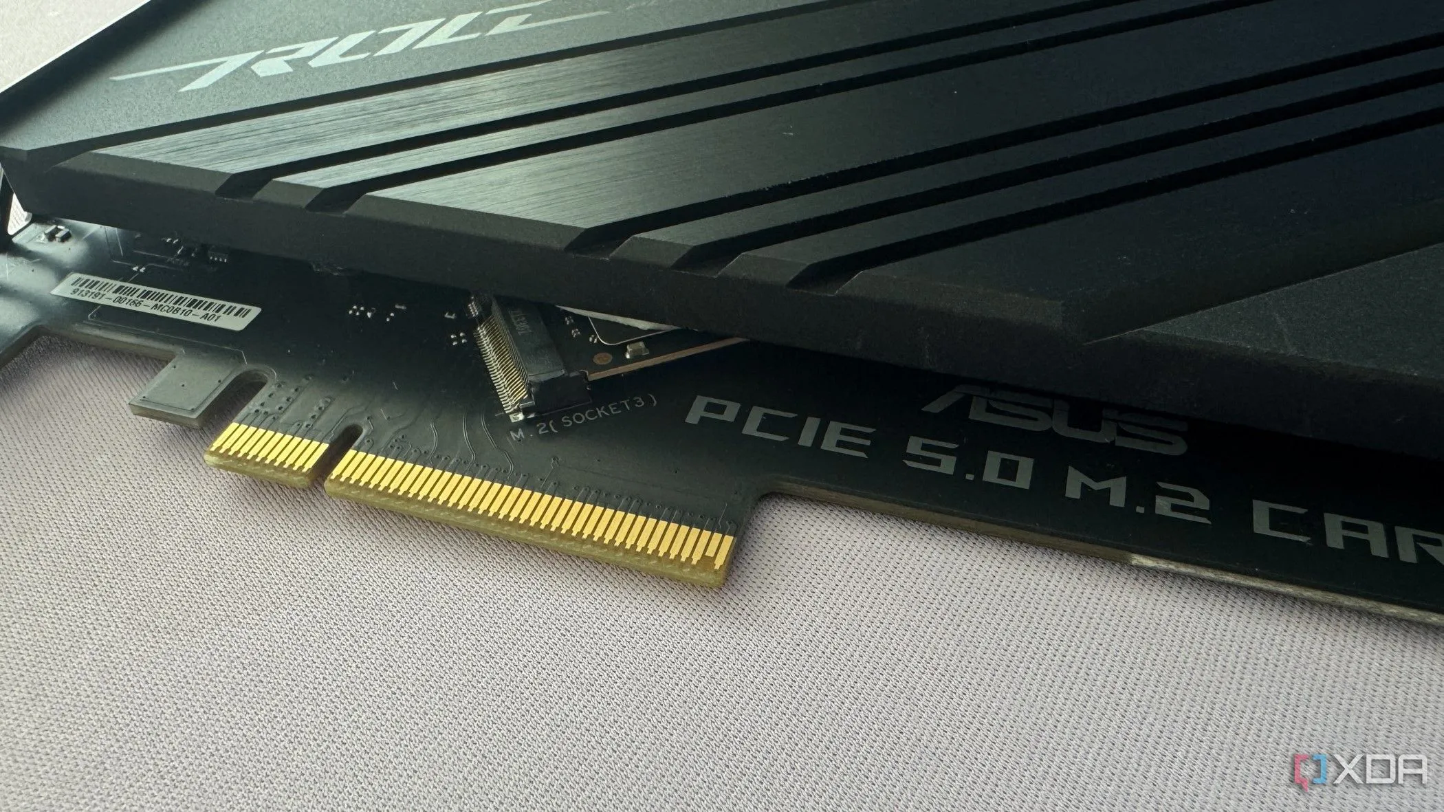 SSD Crucial T705 được gắn trên card adapter PCIe kèm tản nhiệt.