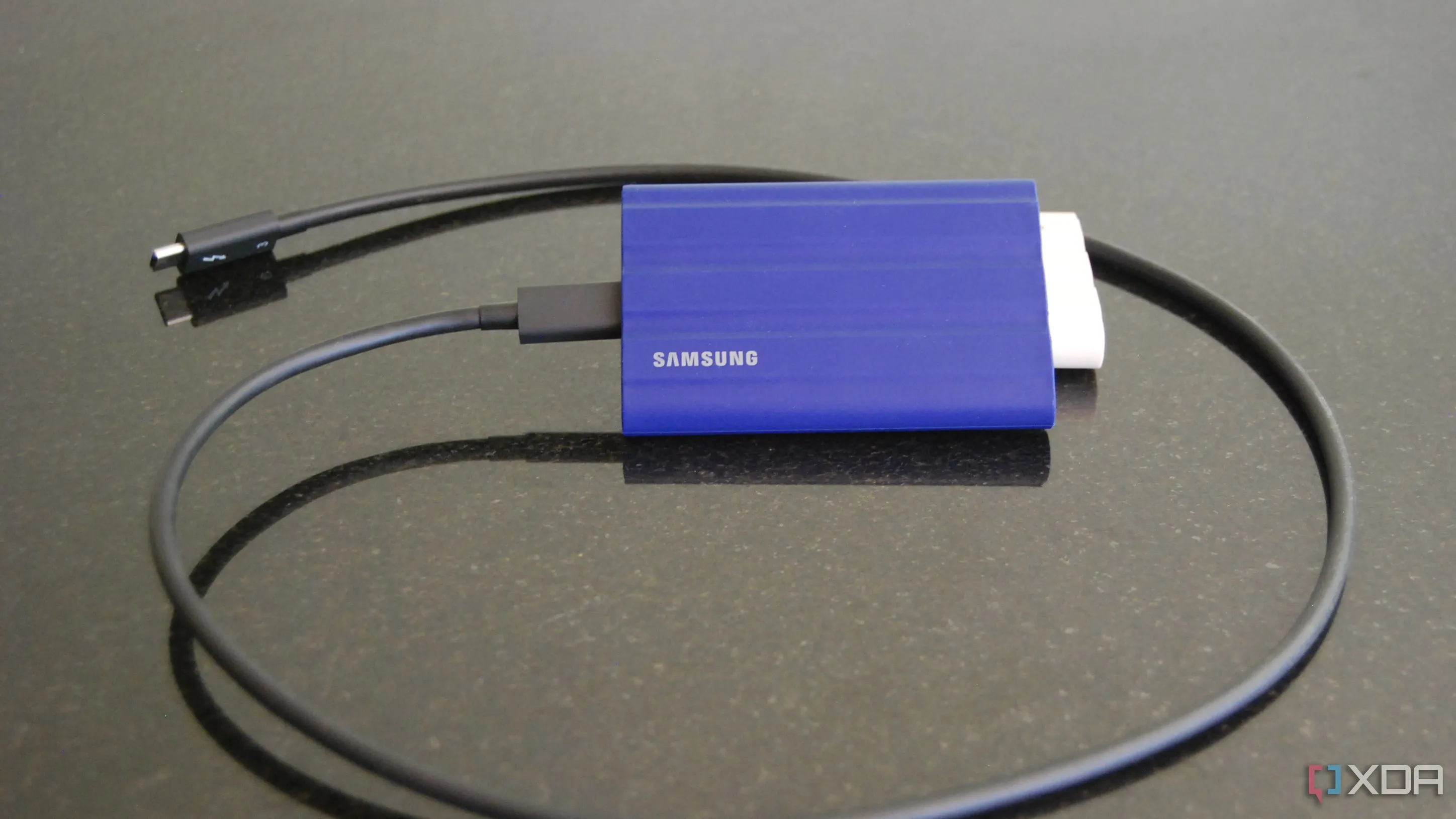 SSD di động Samsung T7 Shield màu xanh dương với cáp USB-C