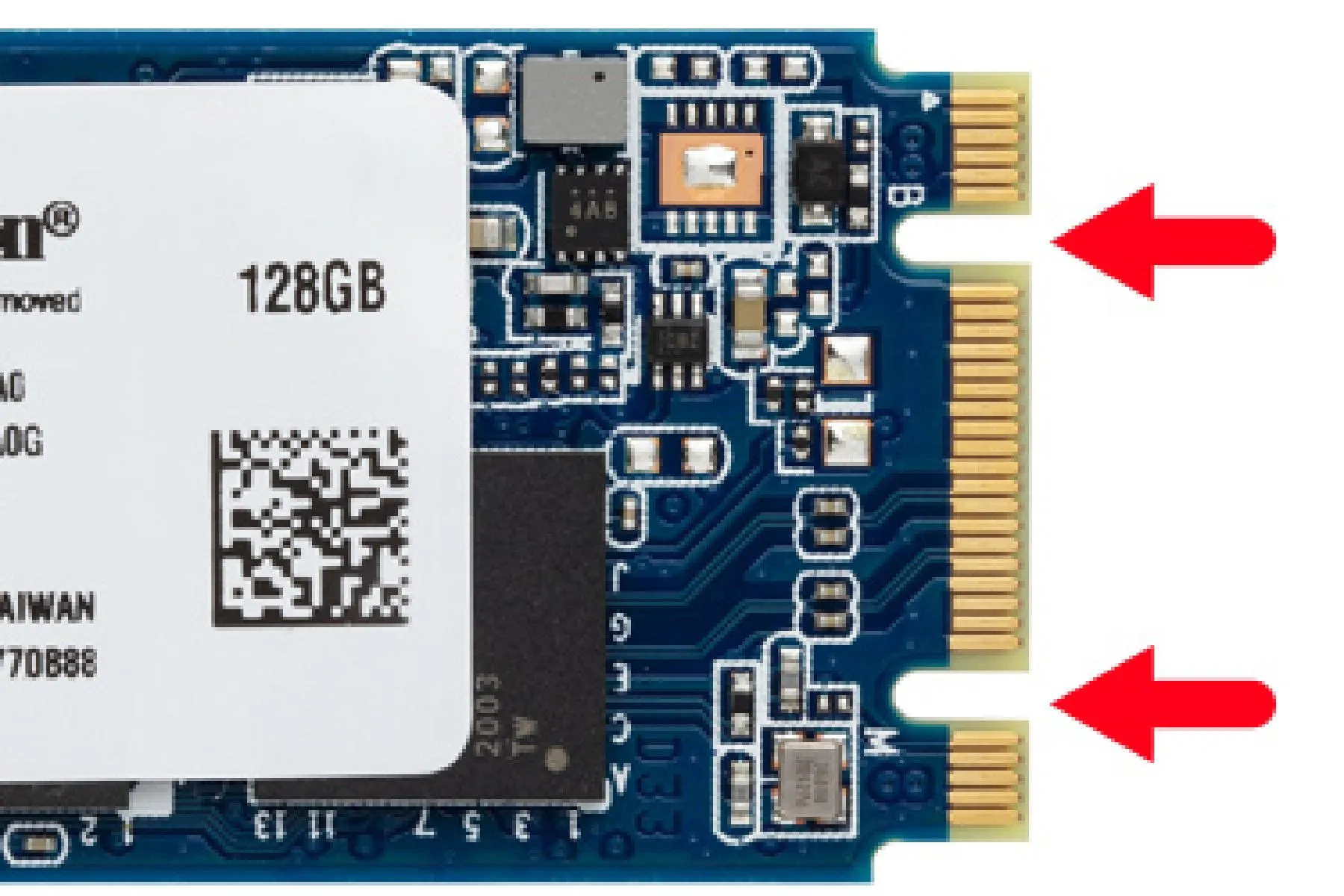SSD M.2 SATA với các mũi tên chỉ rõ vị trí khóa kết nối, minh họa sự khác biệt.