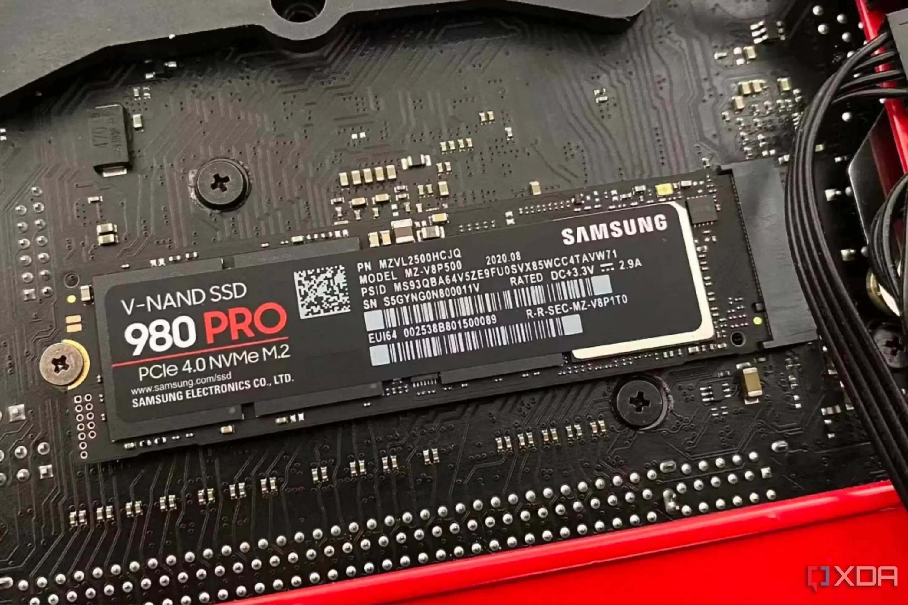 SSD Samsung 980 Pro NVMe gắn trên mainboard, minh họa việc lắp đặt và quản lý nhiệt cho ổ cứng