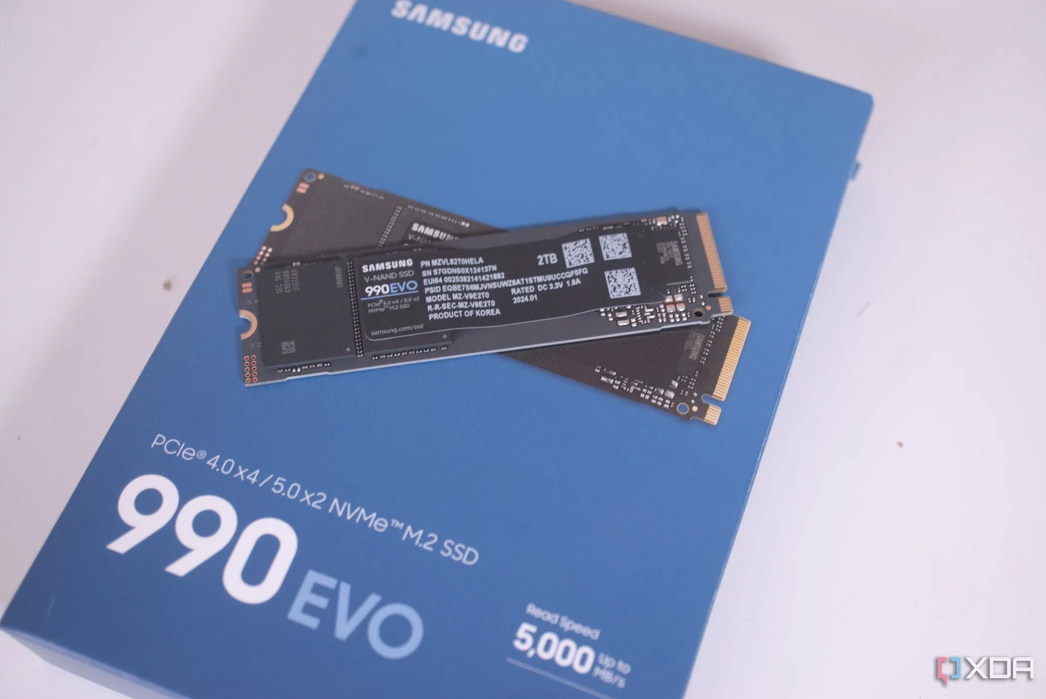 SSD Samsung 990 Evo đặt trên hộp sản phẩm