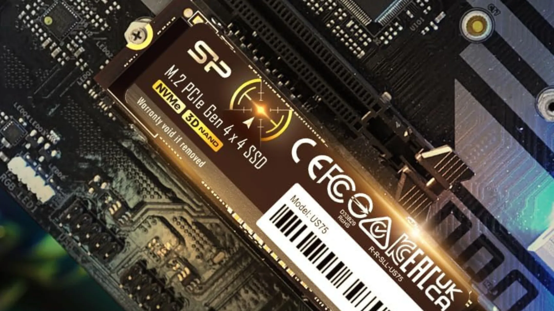 SSD Silicon Power US75 4TB M.2 NVMe Gen4 được gắn trên bo mạch chủ, thể hiện khả năng tương thích với máy tính để bàn và hiệu năng cao.