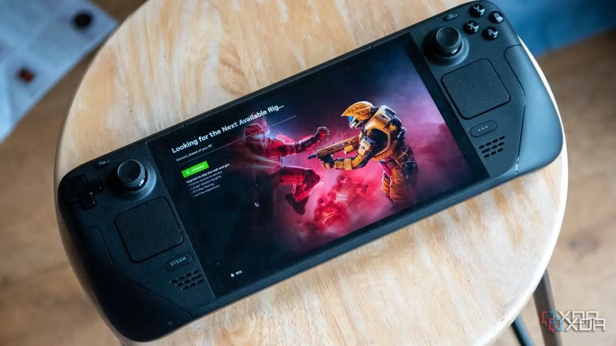Steam Deck trên bàn hiển thị game Halo Infinite