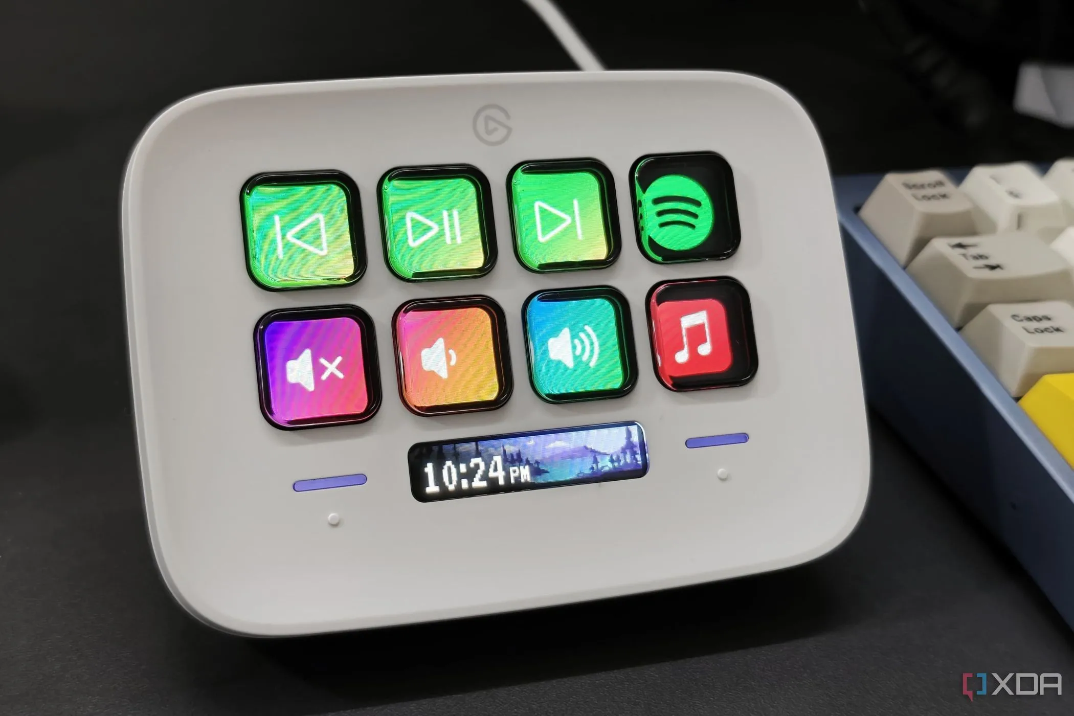Stream Deck Neo từ góc nghiêng