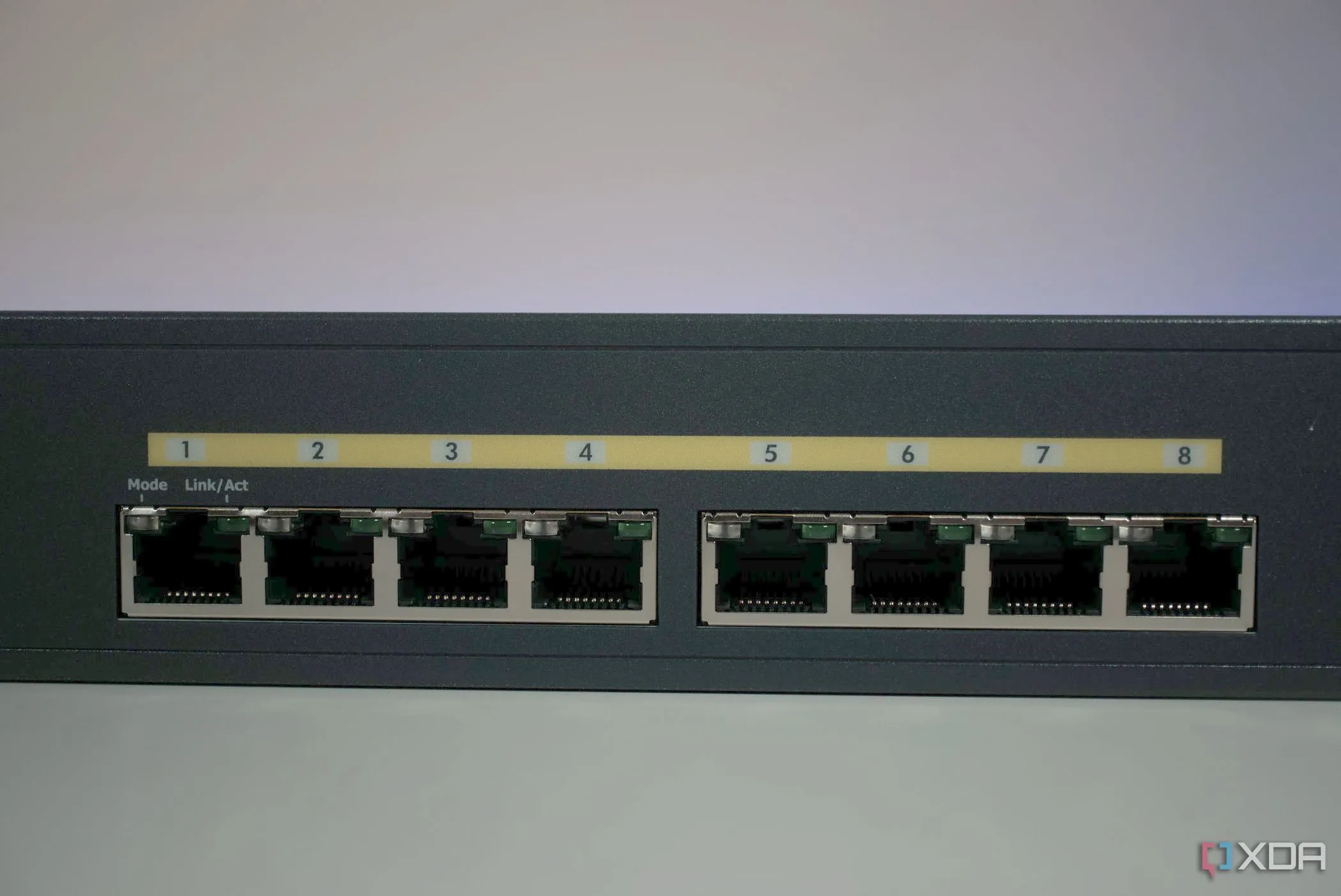 Switch mạng EnGenius ECS112FP với các cổng hỗ trợ PoE, biểu thị khả năng tăng cường bảo mật và cấp nguồn cho thiết bị mạng