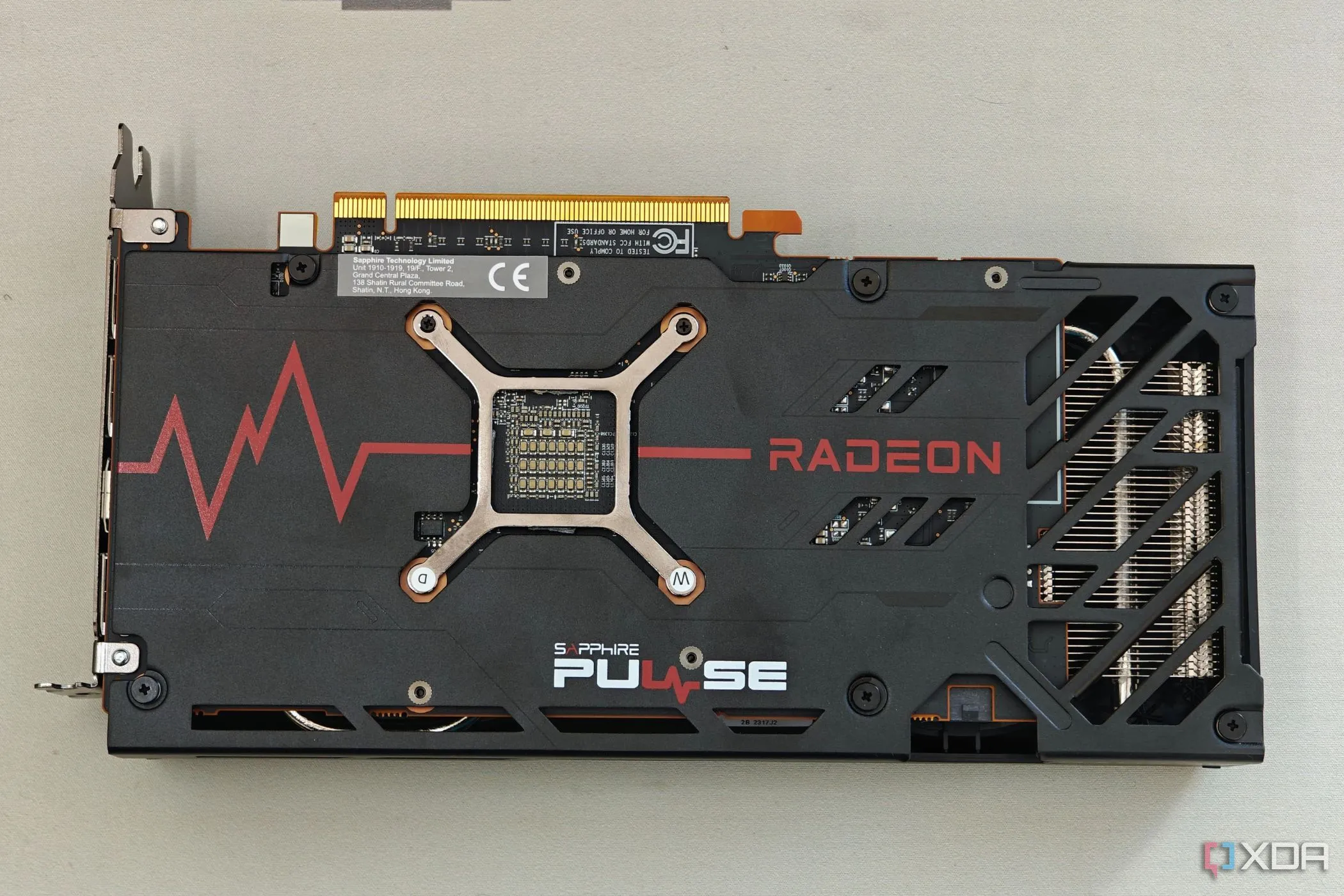 Tấm backplate của card đồ họa Radeon 7600 Pulse OC