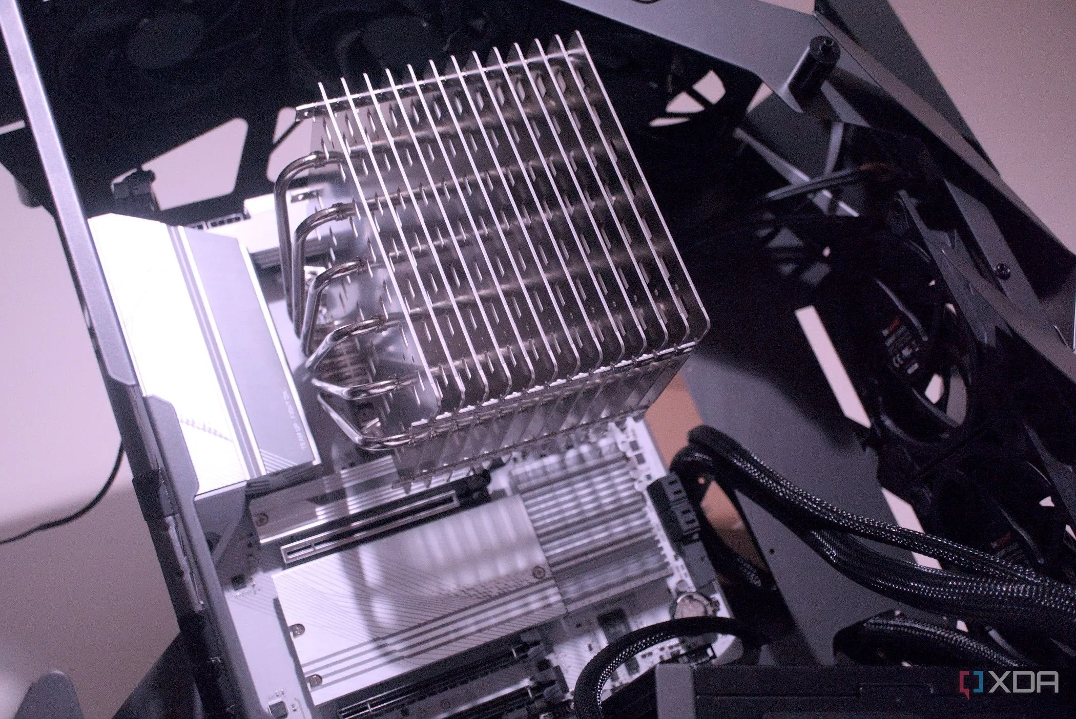 Tản nhiệt CPU Noctua NH-P1 cỡ lớn được lắp đặt bên trong vỏ case PC