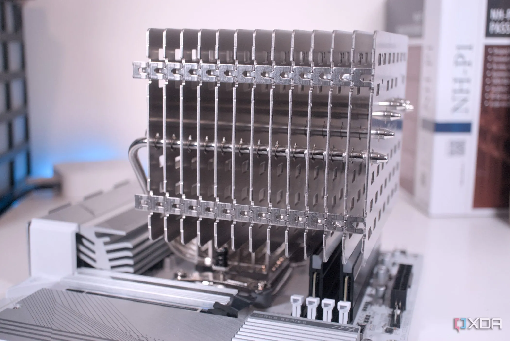 Tản nhiệt khí Noctua NH-P1 được lắp đặt trên bo mạch chủ AMD, thể hiện thiết kế lớn, không quạt, nhấn mạnh yếu tố độ ồn thấp và hiệu suất tản nhiệt yên tĩnh.