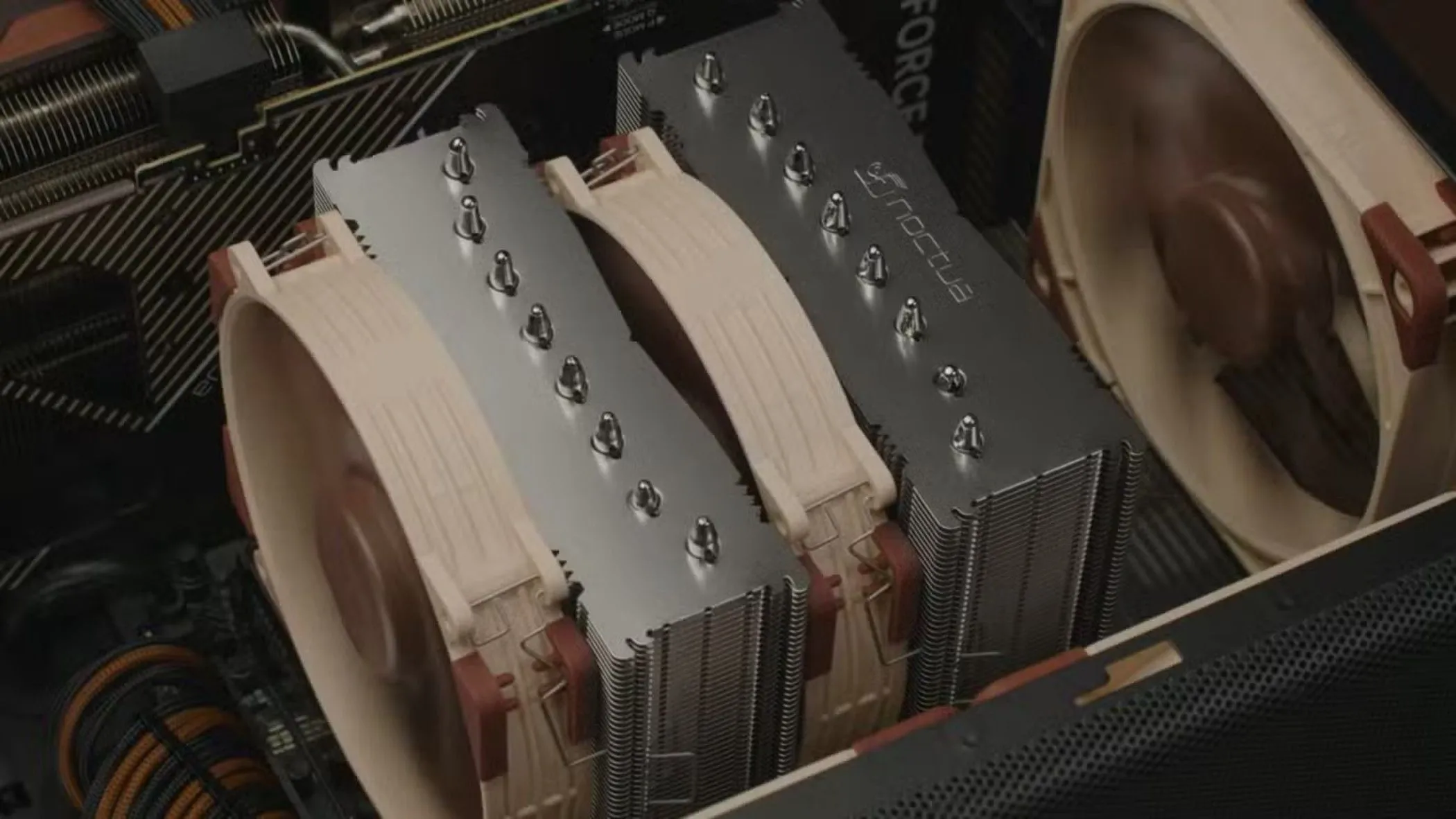 Tản nhiệt khí Noctua trên bo mạch chủ, biểu tượng của hiệu năng làm mát vượt trội.