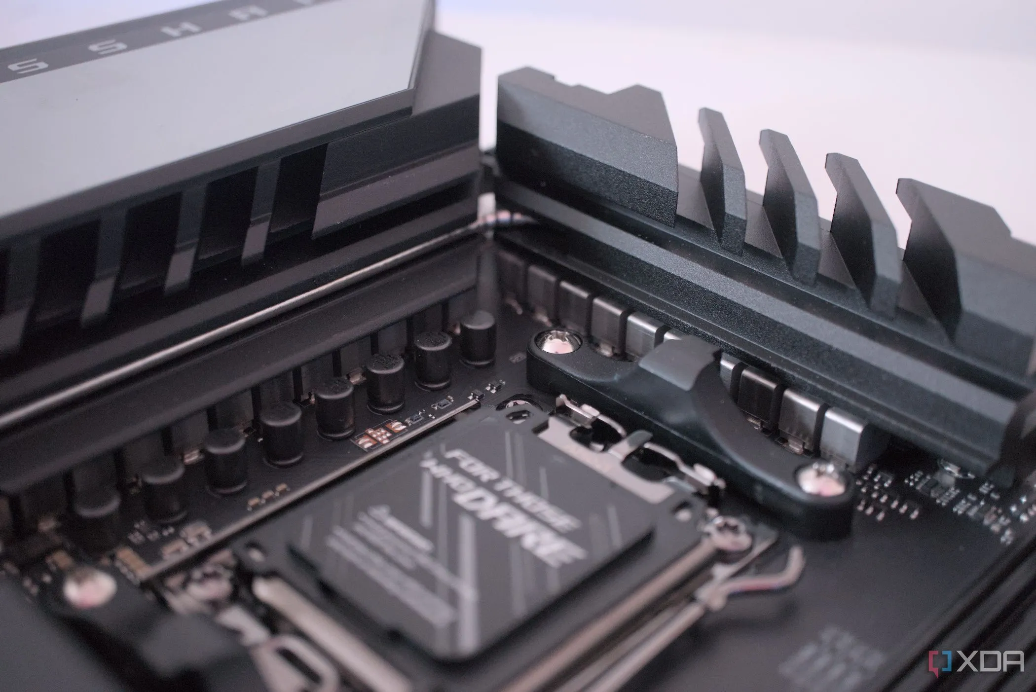 Tản nhiệt VRM trên bo mạch chủ ASUS ROG Crosshair X670E Hero, cận cảnh khu vực VRM
