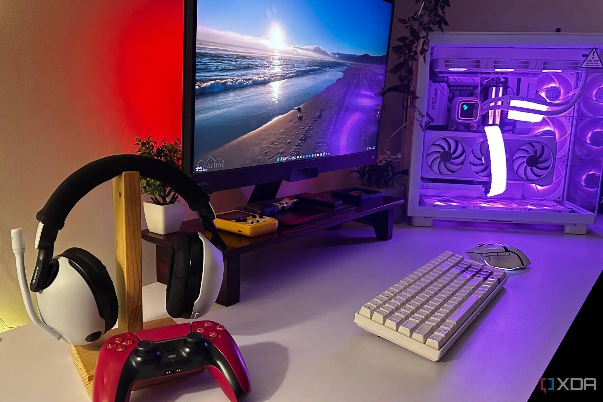 Tay cầm DualSense Cosmic Red và tai nghe Sony Inzone trên bàn gaming