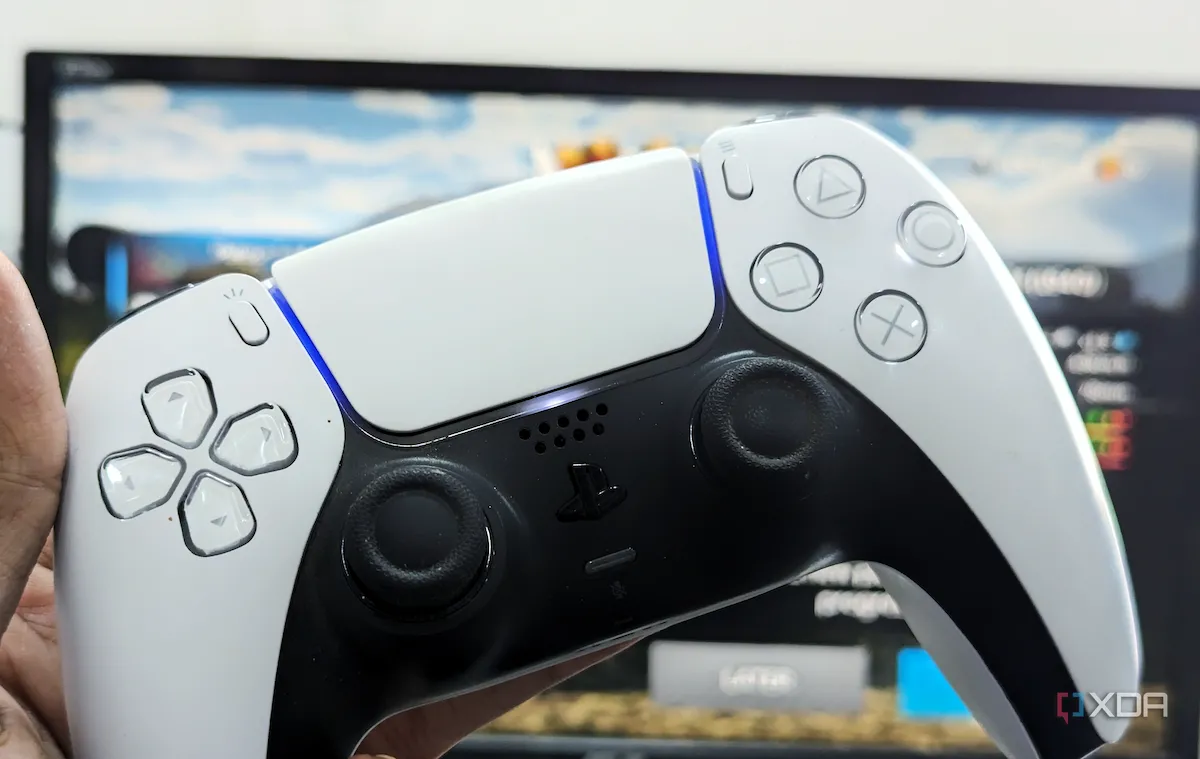 Tay cầm DualSense PlayStation với màn hình chơi game, biểu tượng cho trải nghiệm game trên PlayStation 5