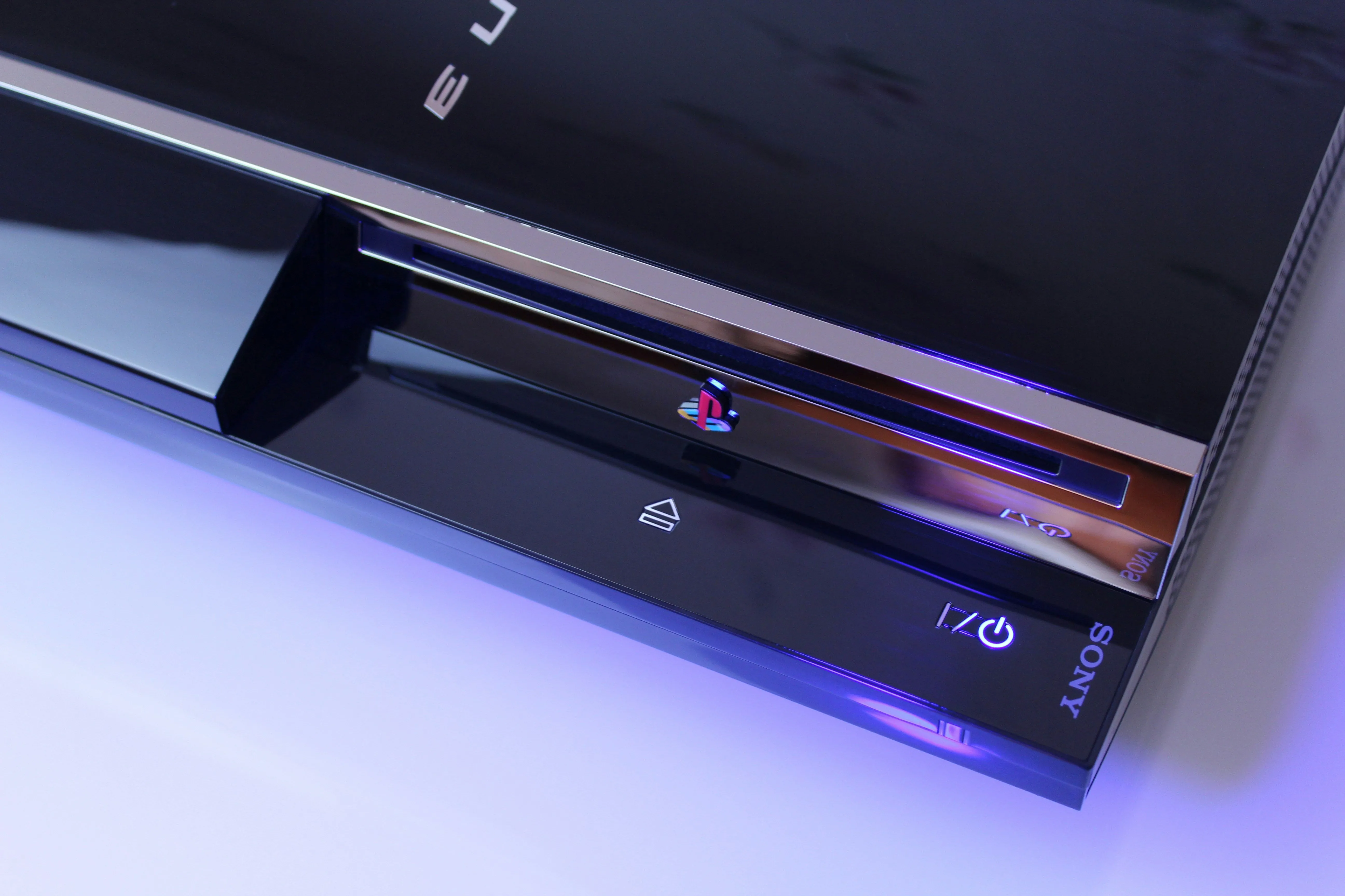 Tay cầm DualSense và logo PlayStation