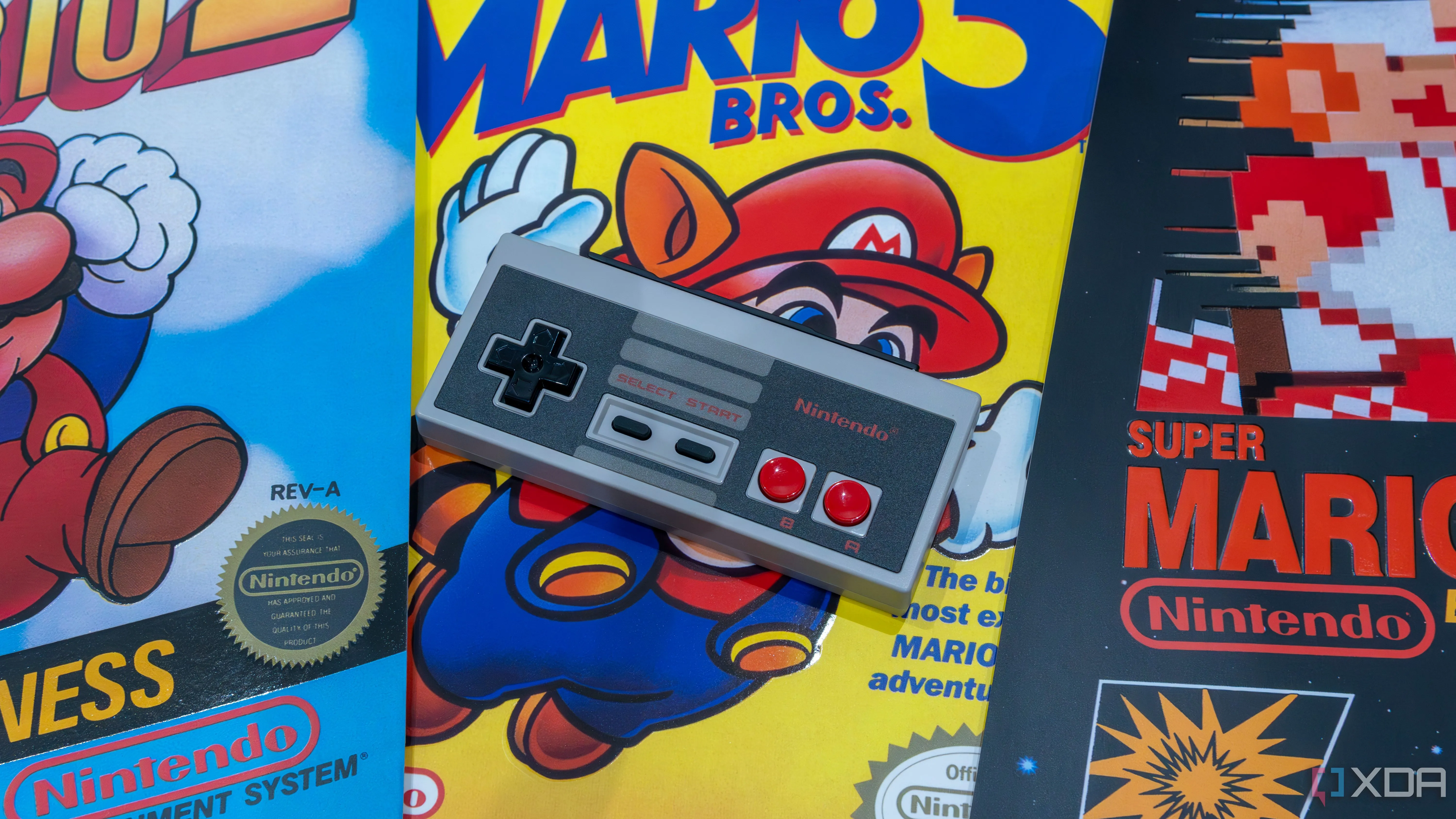 Tay cầm NES Classic bên cạnh các poster game Mario, gợi nhớ di sản game kinh điển của Nintendo