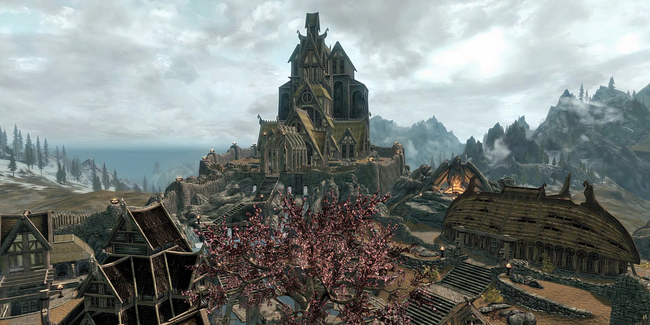 Thành phố Whiterun trong Skyrim với các công trình kiến trúc cổ điển và bầu trời trong xanh