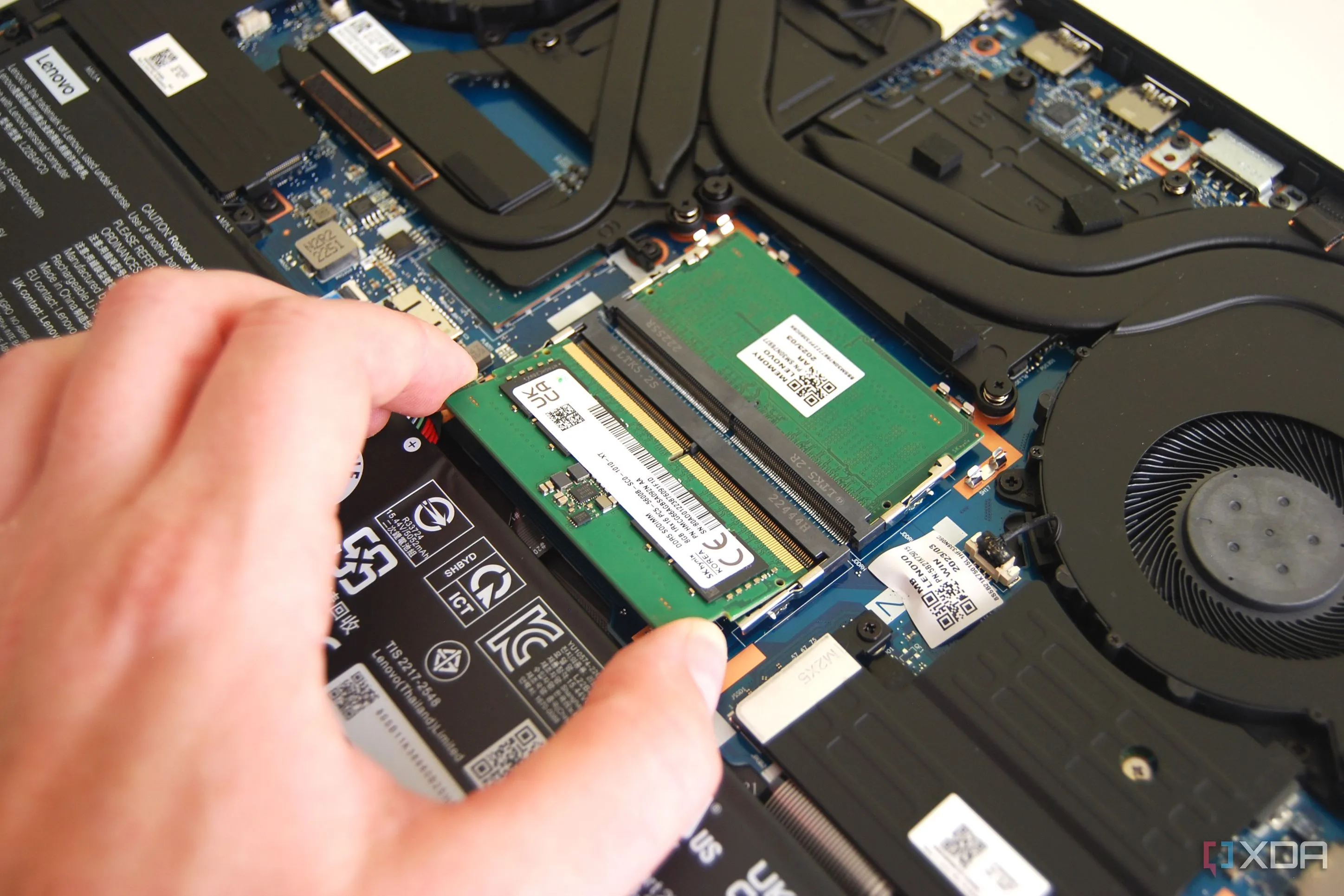 Thanh RAM DDR4 đang được lắp vào bo mạch chủ của laptop Lenovo Legion Pro 5i.