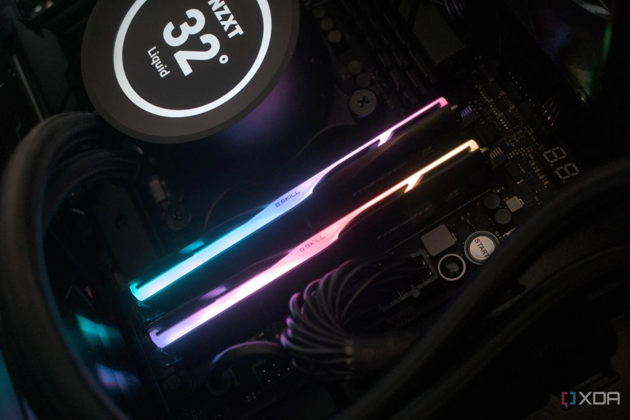 Thanh RAM DDR5 G.Skill Trident Z5 RGB tốc độ 7200MHz đã được lắp đặt trên bo mạch chủ, biểu trưng cho hiệu suất RAM DDR5 tốc độ cao.