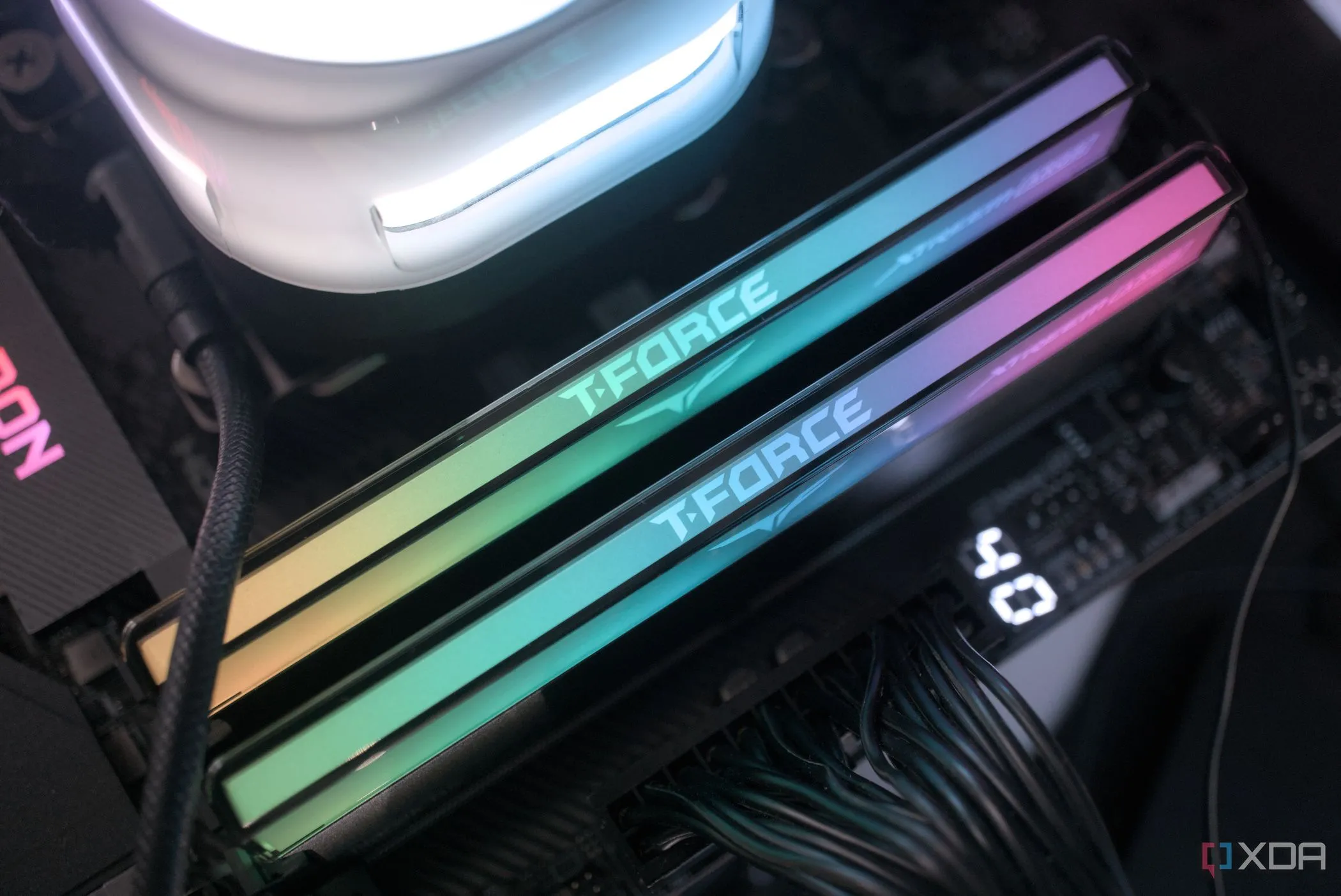 Thanh RAM TeamGroup T-FORCE XTREE ARGB DDR5 đã được lắp đặt