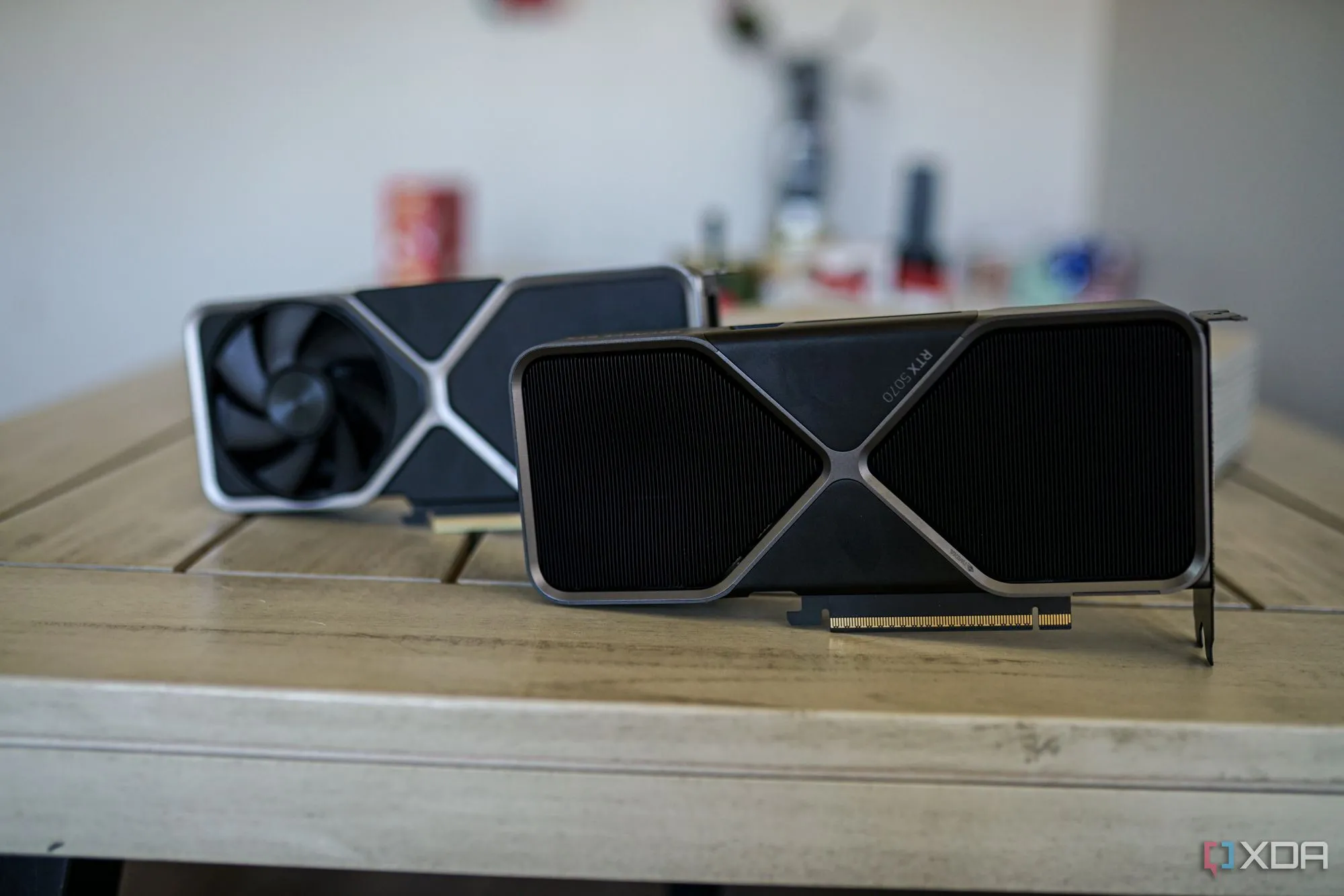 Thẻ đồ họa Nvidia RTX 5070 với quạt tản nhiệt lớn