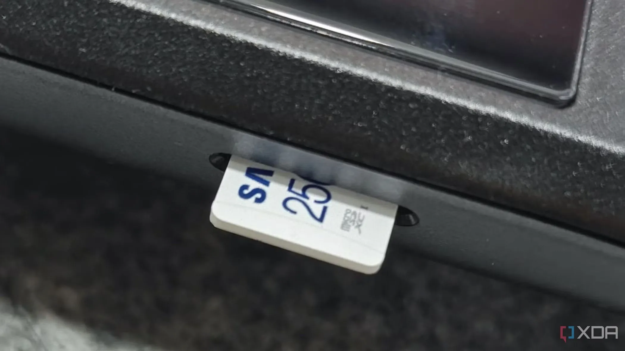 Thẻ nhớ microSD được lắp vào thiết bị Steam Deck