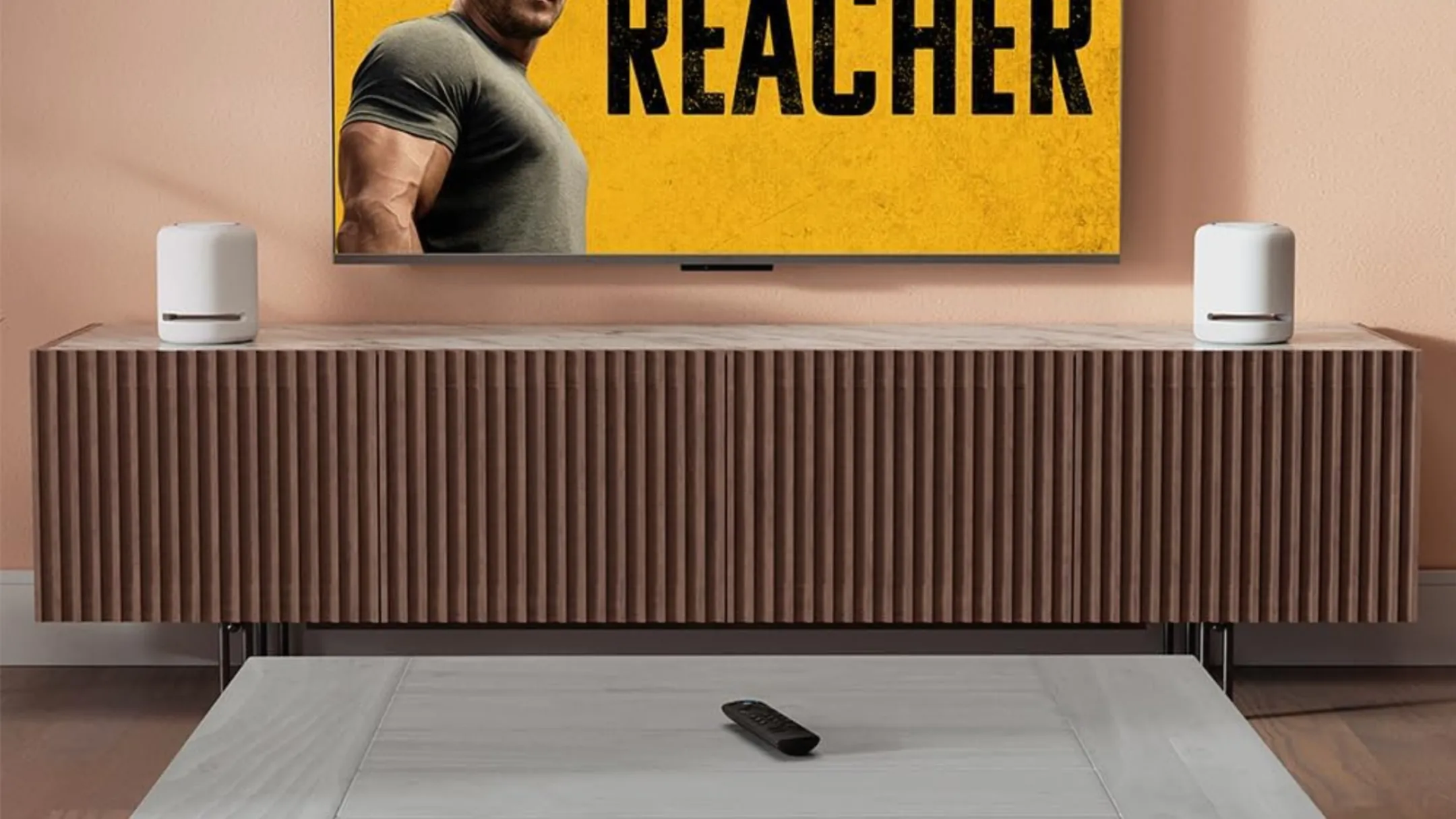 Thiết bị Amazon Fire TV Stick 4K được cắm vào TV đang phát nội dung giải trí trong phòng khách
