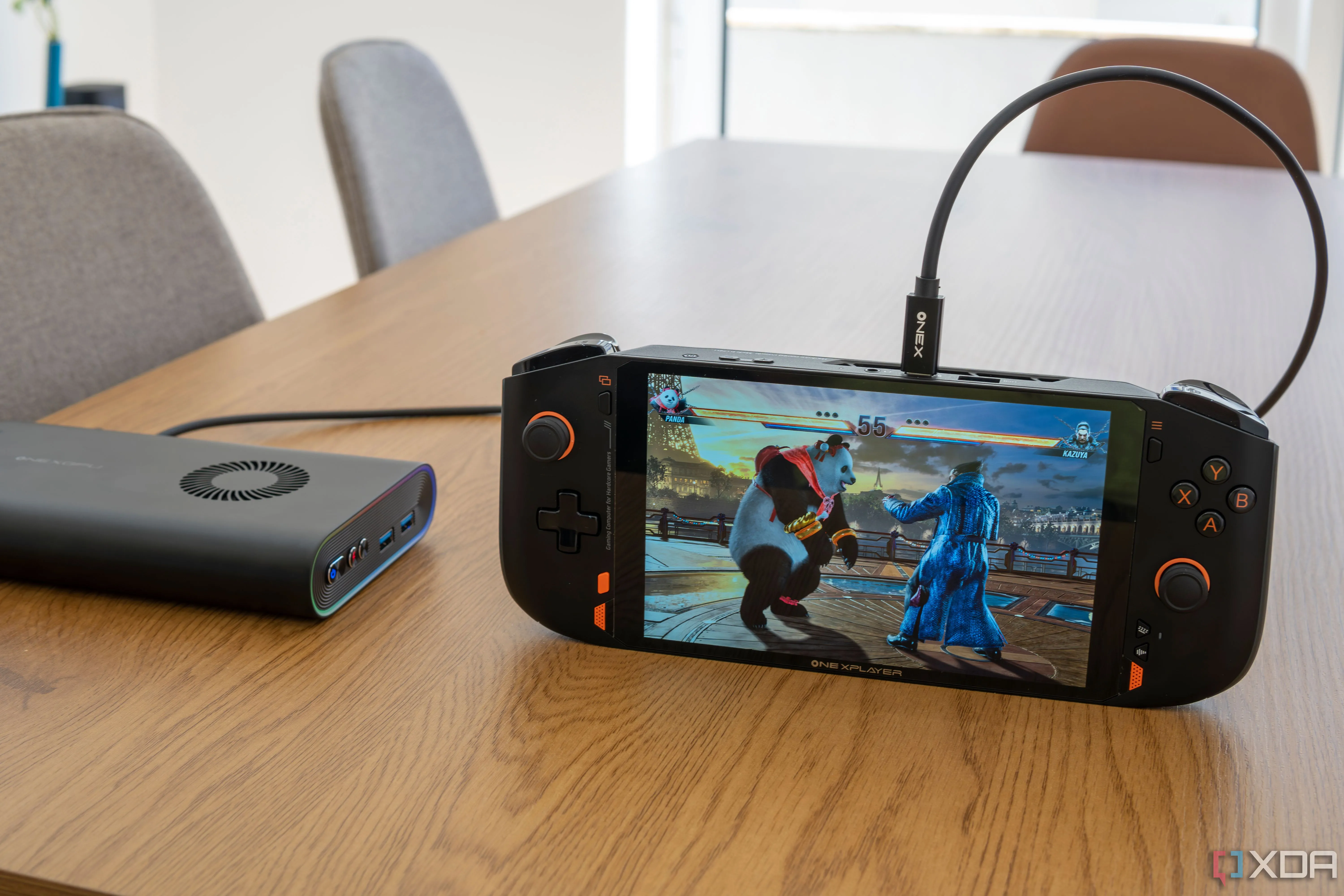 Thiết bị cầm tay One Xplayer Mini Pro kết nối với GPU gắn ngoài, hiển thị game Tekken 8 với đồ họa mượt mà