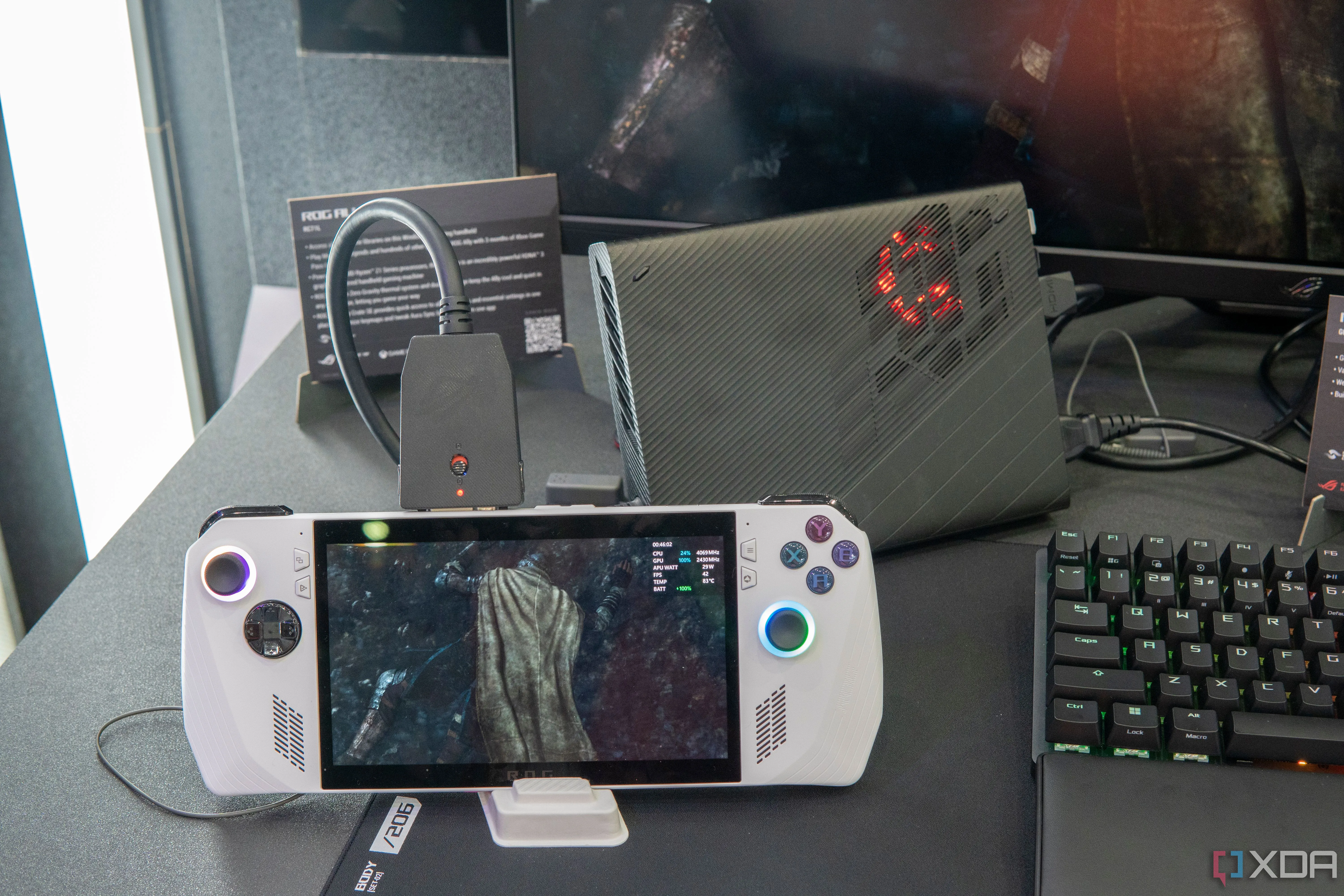 Thiết bị chơi game Asus ROG Ally cùng với eGPU ROG XG Mobile, thể hiện sự kết hợp giữa thiết bị di động và card đồ họa ngoài
