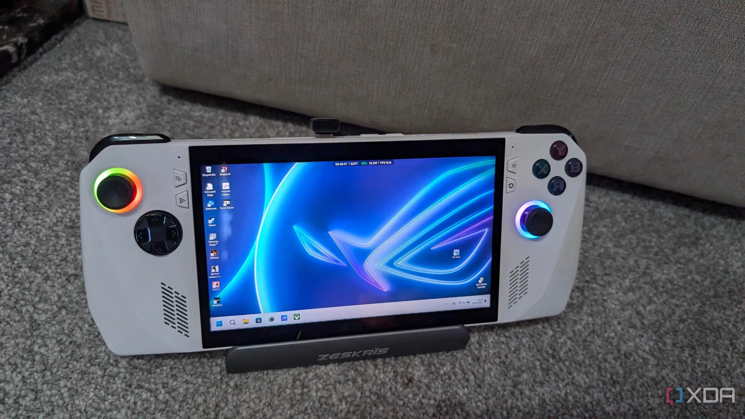 Thiết bị chơi game cầm tay ROG Ally hiển thị màn hình desktop Windows, minh họa khả năng tích hợp và trải nghiệm game đa nền tảng với Xbox App.