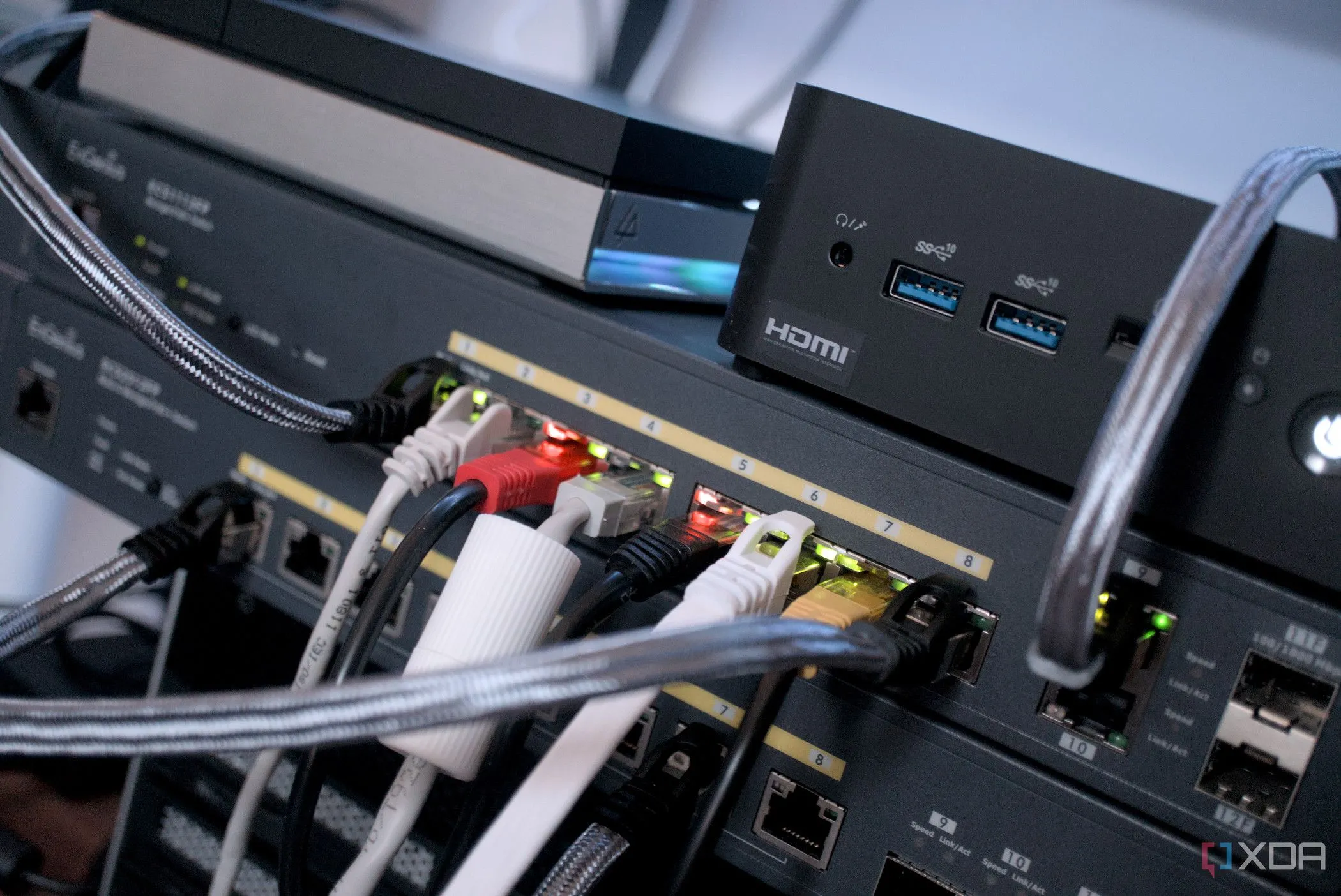 Thiết bị chuyển mạch mạng cùng router và NAS, minh họa một cấu hình mạng gia đình bảo mật và mạnh mẽ