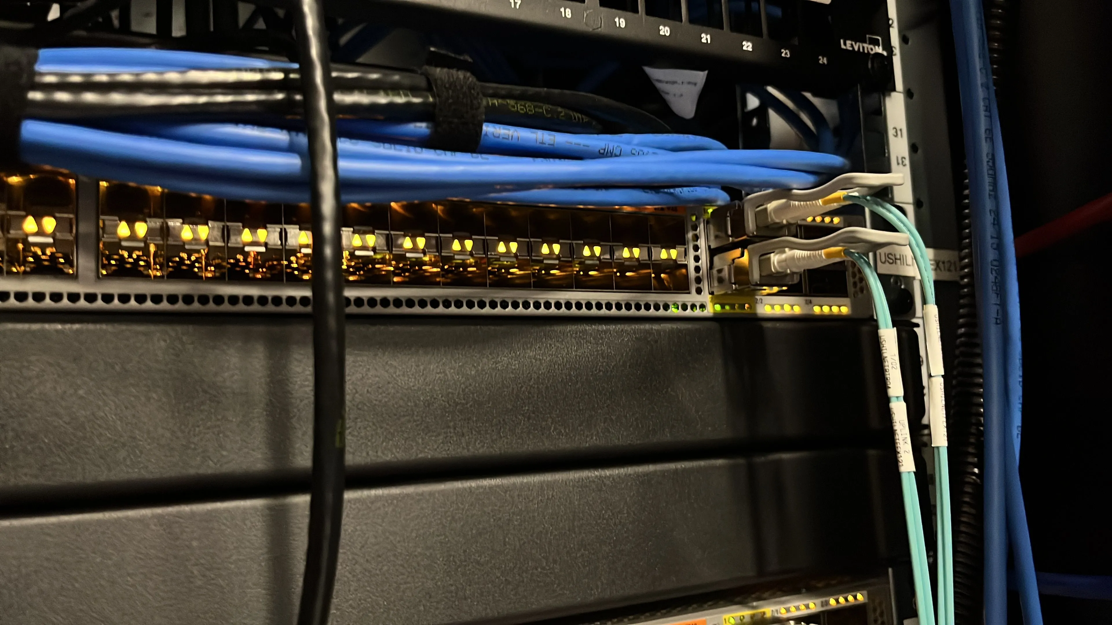Thiết bị chuyển mạch mạng được sắp xếp dây cáp gọn gàng trong hệ thống home lab