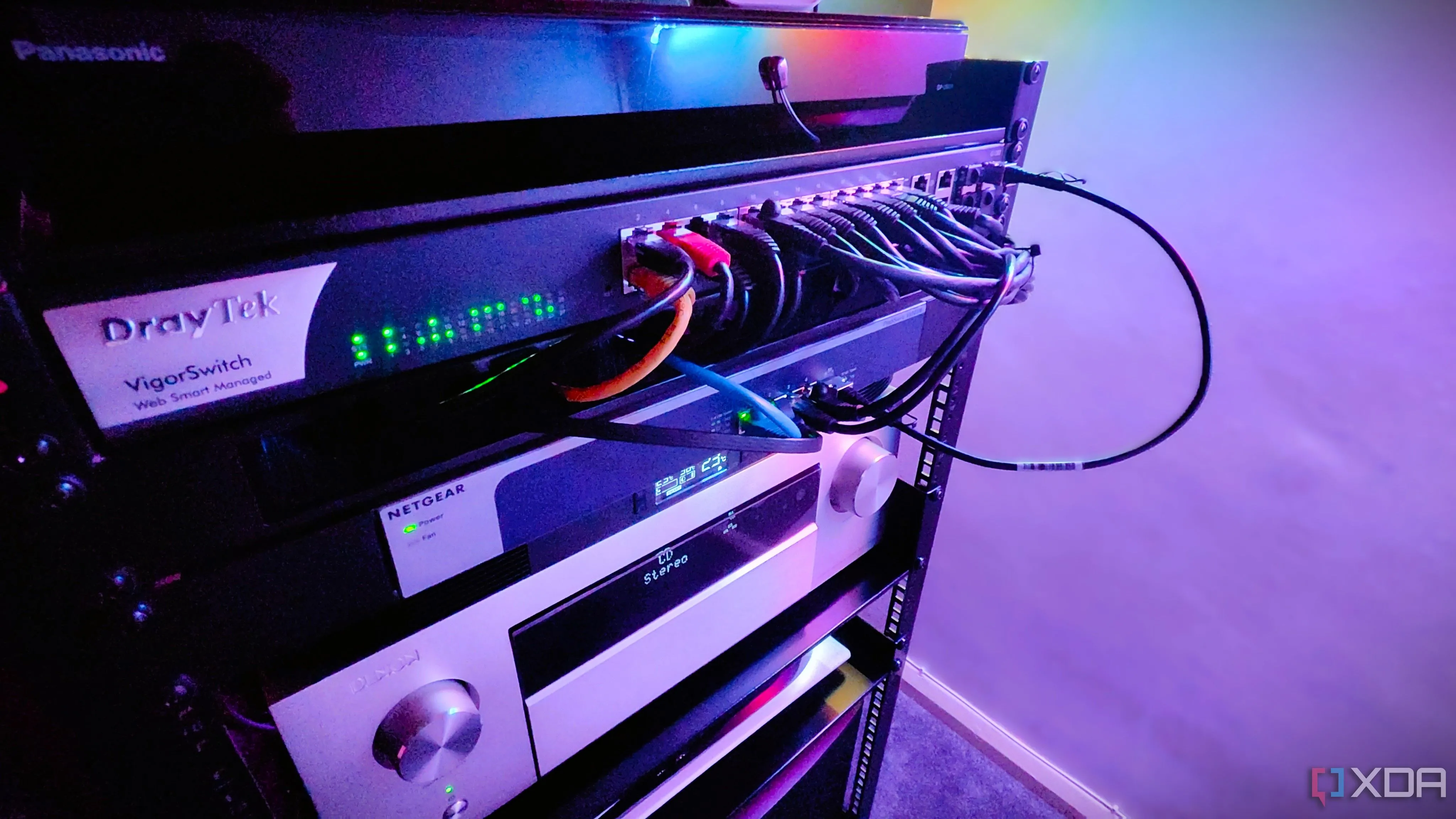Thiết bị chuyển mạch mạng trong tủ rack homelab, minh họa hạ tầng mạng gia đình