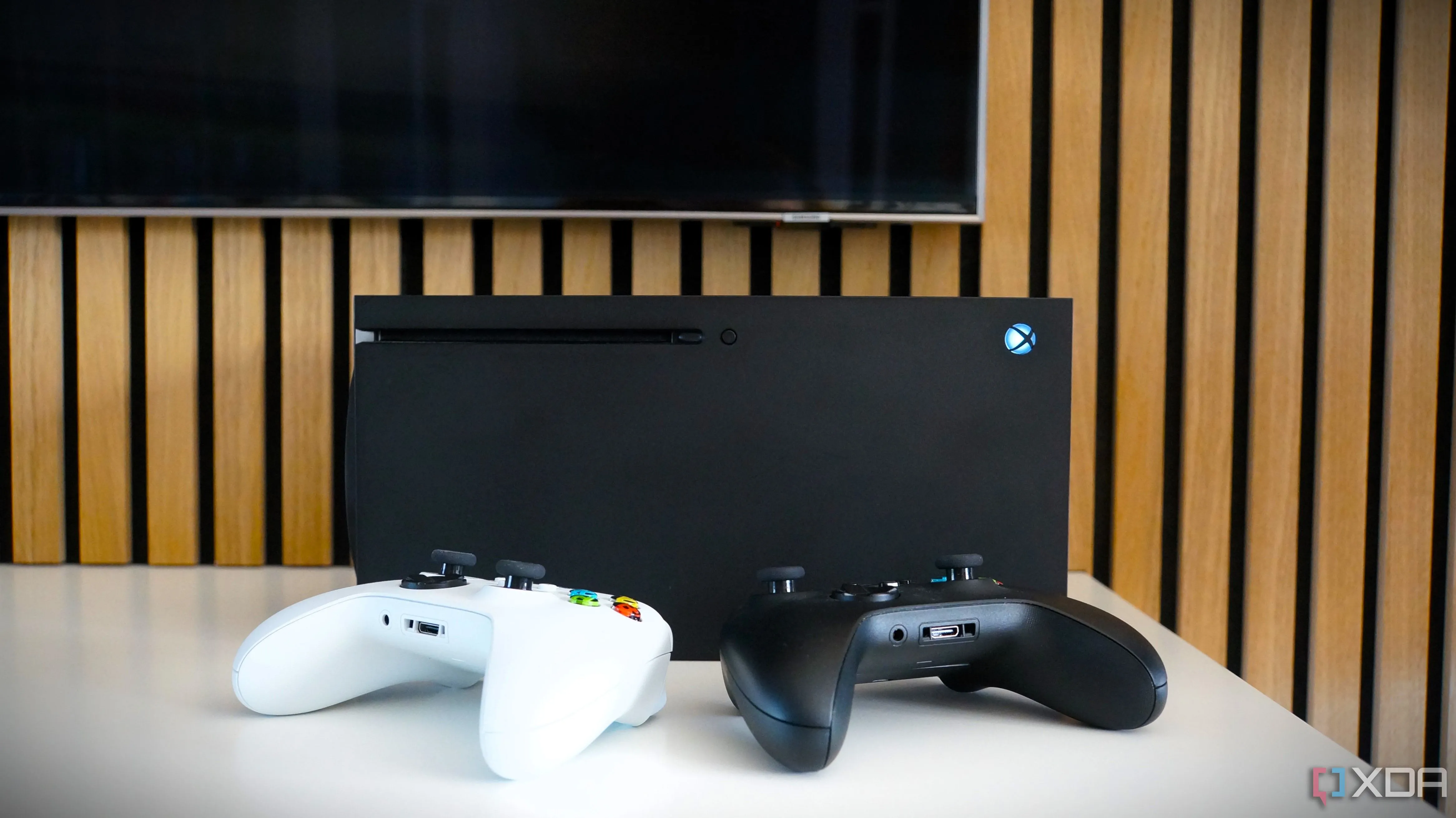 Thiết bị console Xbox và màn hình TV, biểu tượng cho dịch vụ Xbox Live.