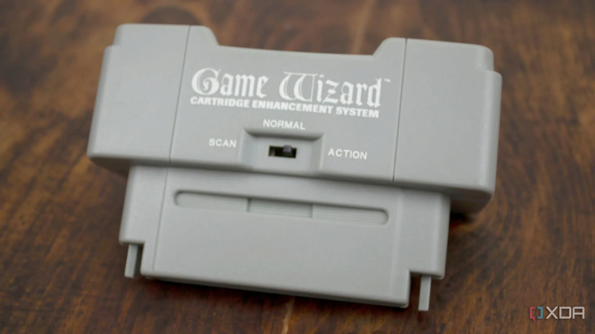 Thiết bị Game Wizard, một phụ kiện gian lận (cheat device) hiếm có cho hệ máy SNES