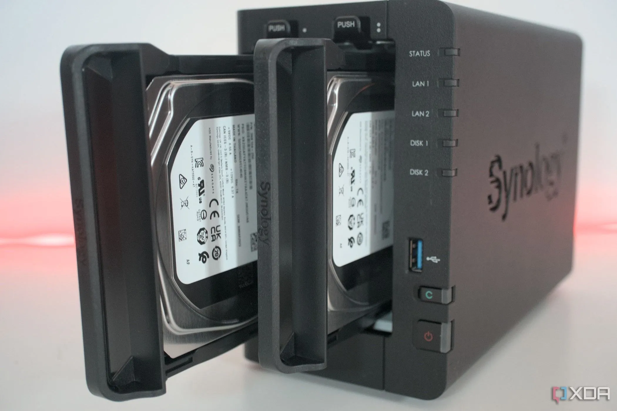 Thiết bị lưu trữ mạng Synology DiskStation D224+ với hai ổ cứng, minh họa cho giải pháp sao lưu dữ liệu hiệu quả