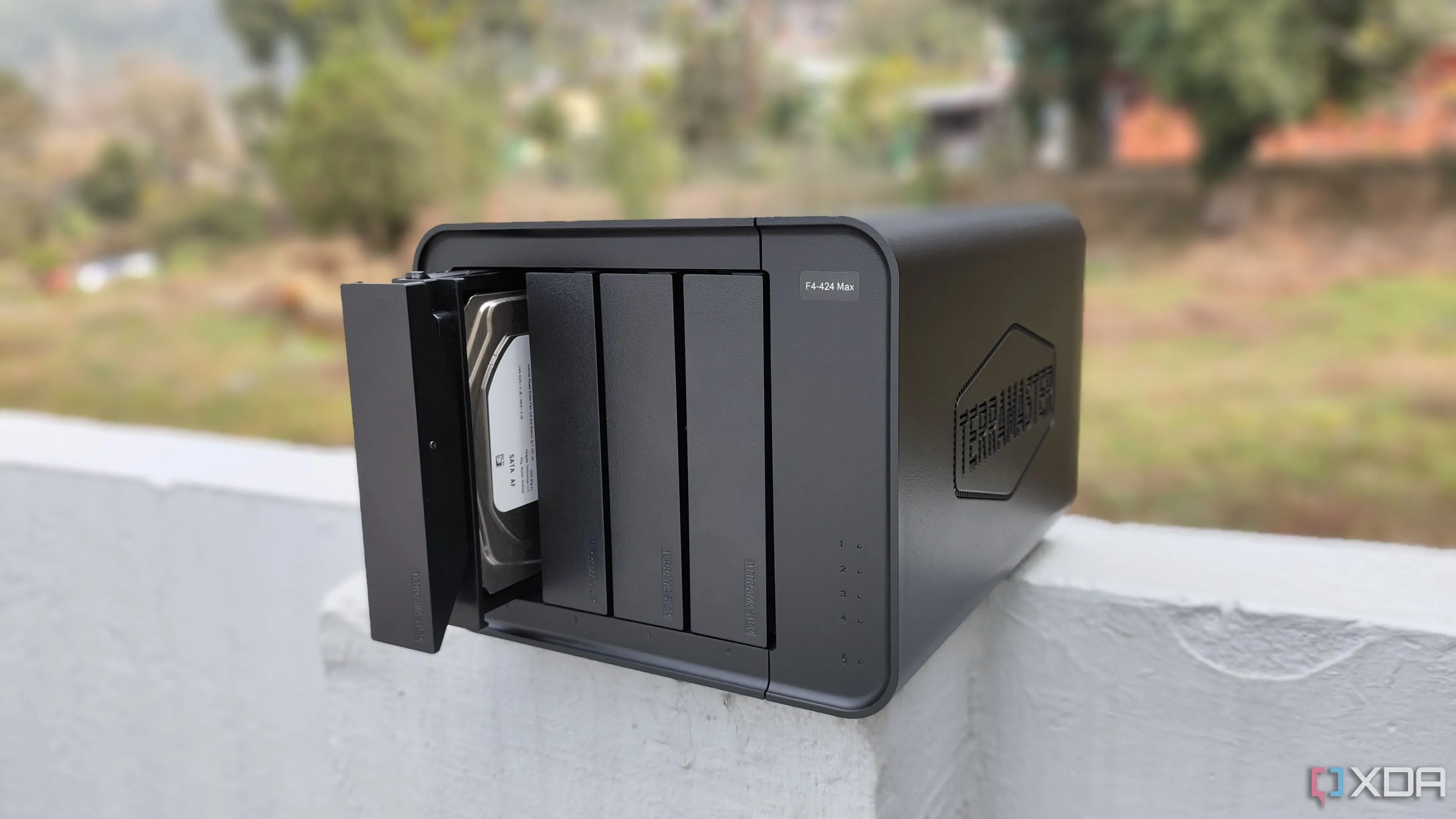 Thiết bị NAS TerraMaster F4-424 Max, thể hiện một trong những lựa chọn lưu trữ cho giải pháp sao lưu dữ liệu