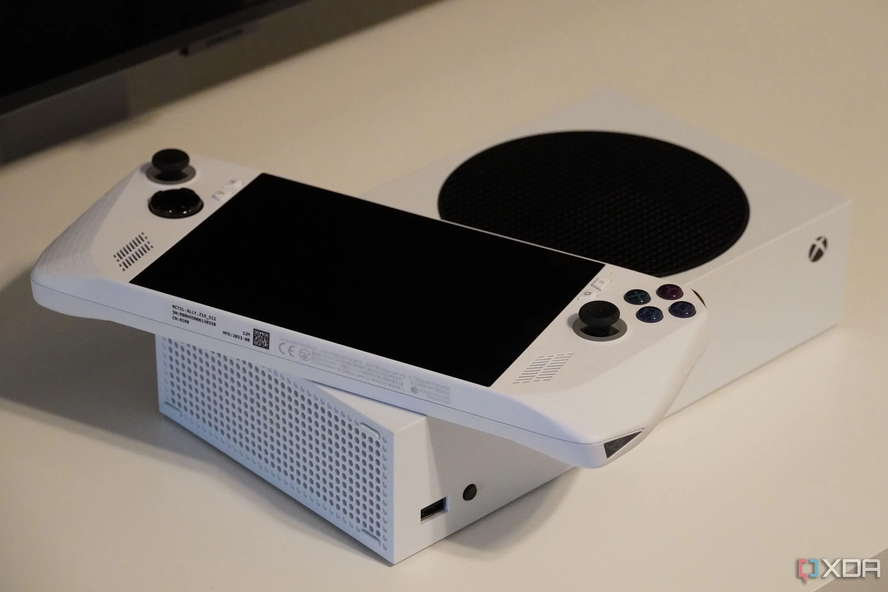 Thiết bị ROG Ally đặt trên console Xbox Series S, biểu tượng của sự linh hoạt và khả năng chơi game đa nền tảng