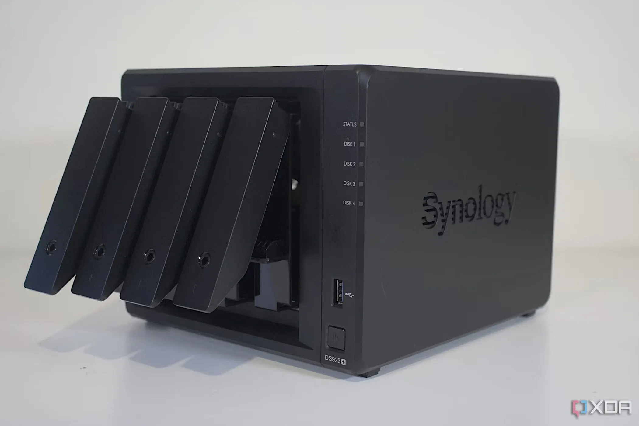 Thiết bị Synology DiskStation DS923+ màu đen, một mẫu NAS phổ biến cho home lab và doanh nghiệp nhỏ.