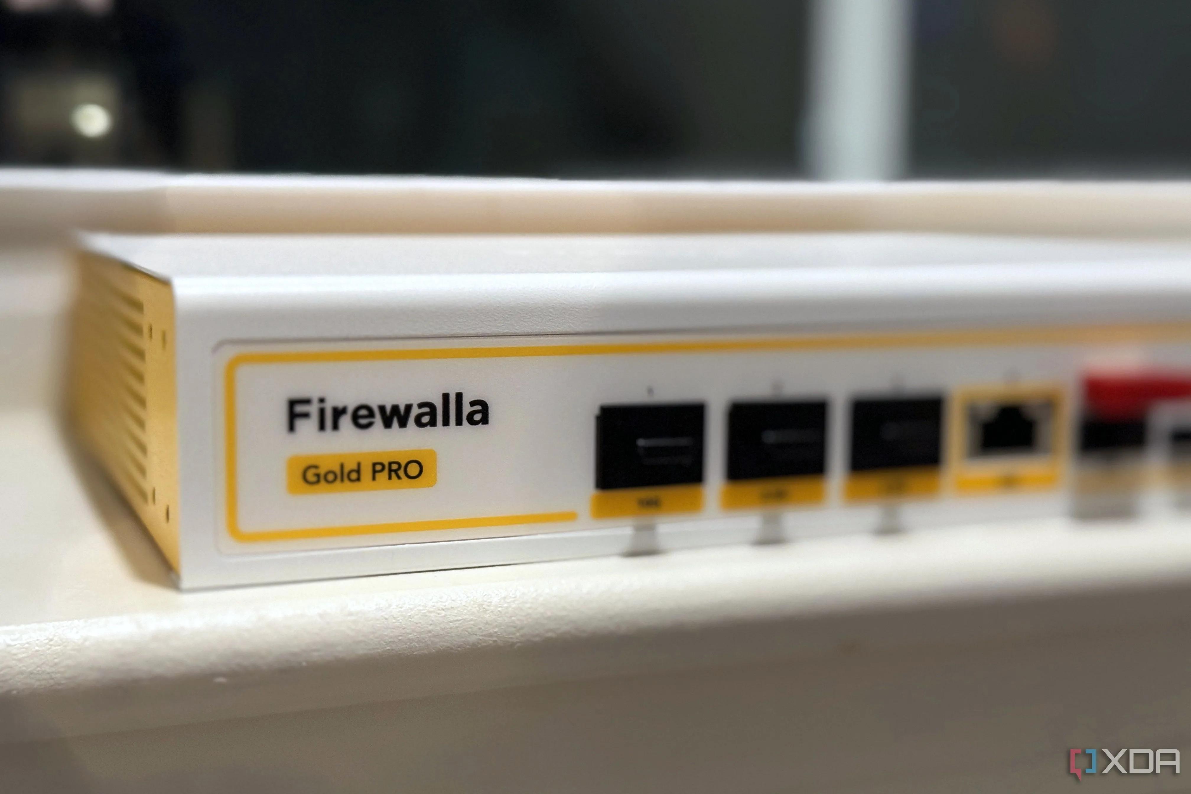 Thiết bị tường lửa phần cứng Firewalla Gold Pro, minh họa giải pháp bảo mật linh hoạt cho homelab
