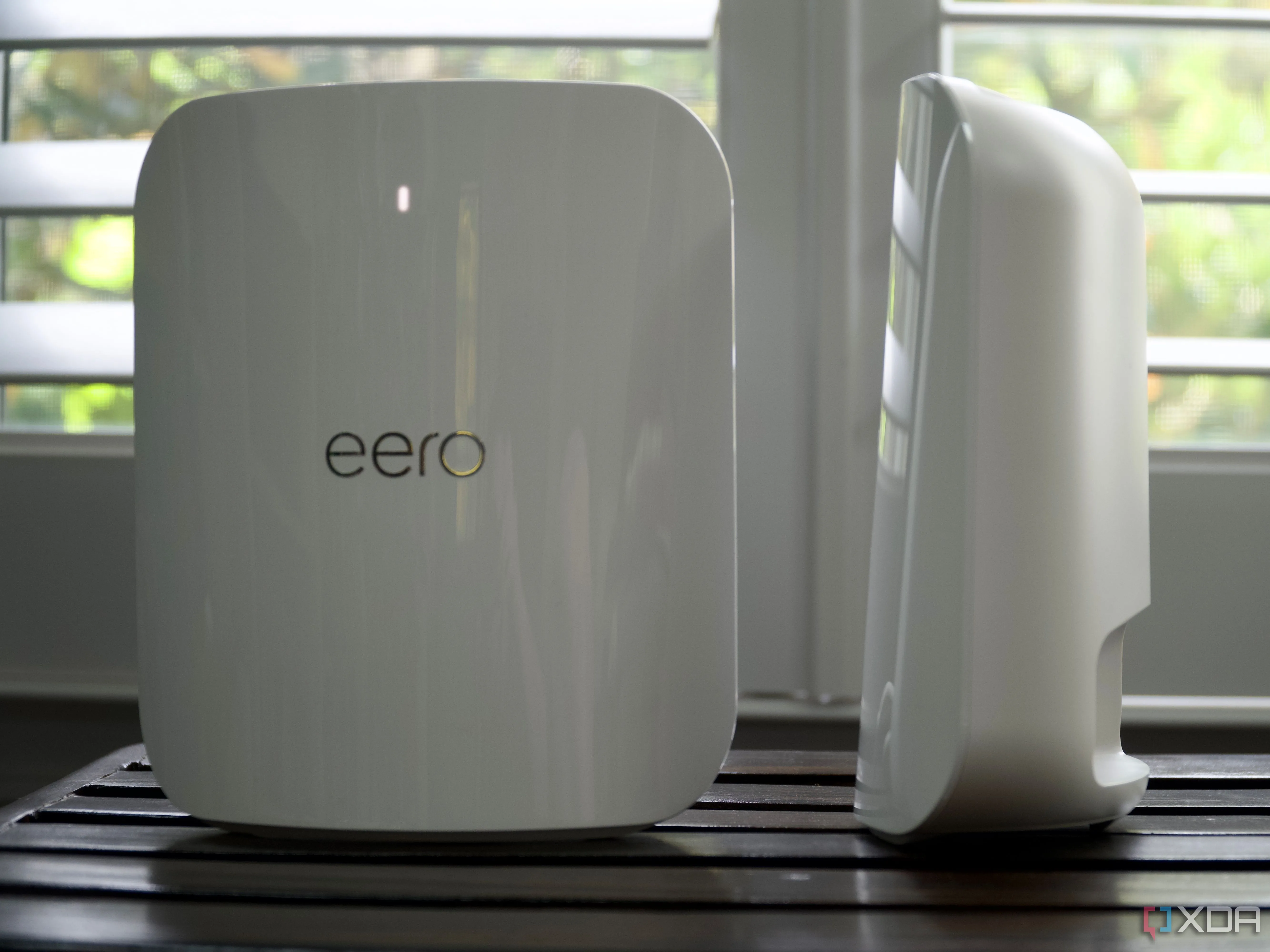 Thiết bị Wi-Fi mesh Eero Max 7 từ góc nhìn phía trước và bên cạnh