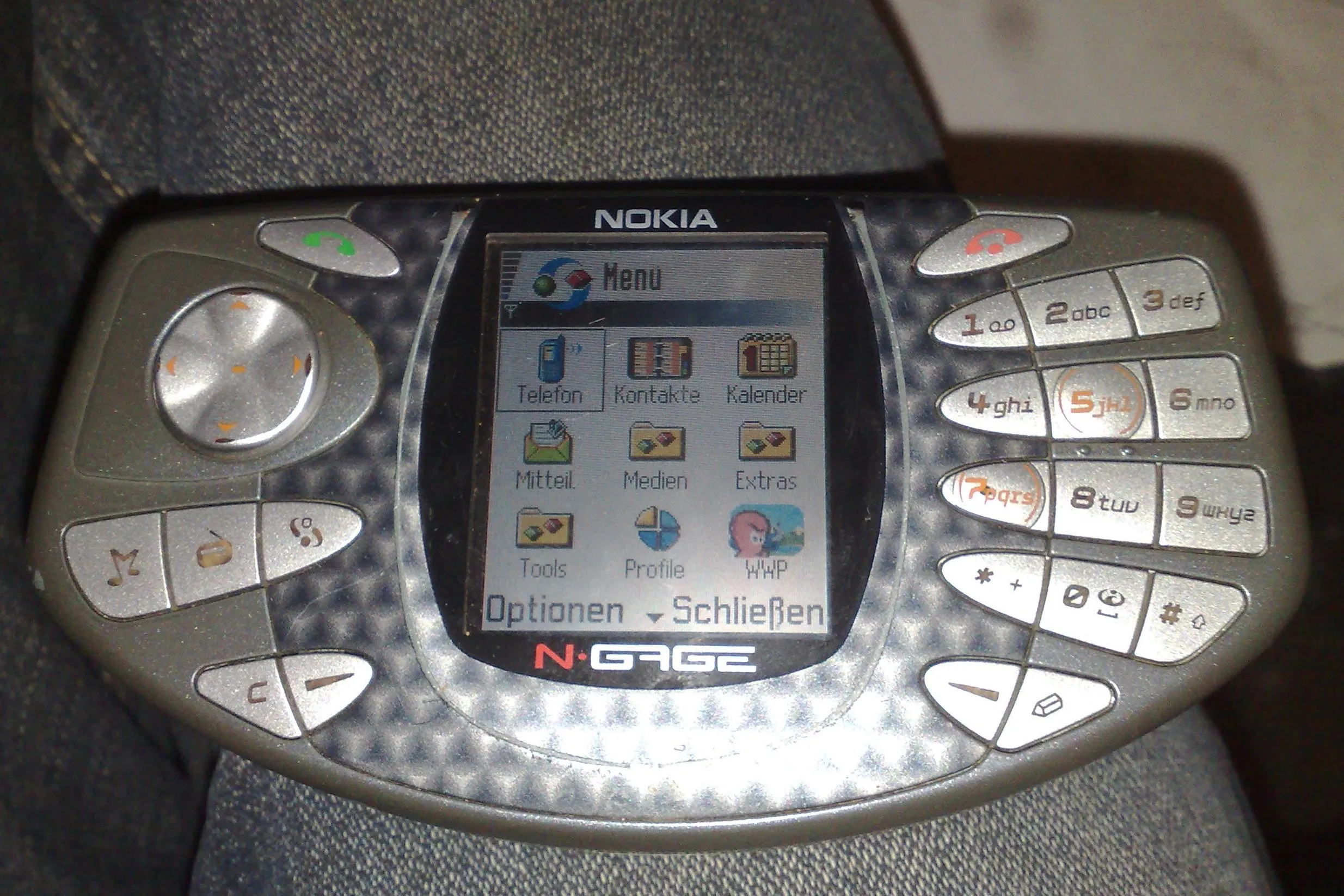 Thiết kế &quot;điện thoại taco&quot; độc đáo của Nokia N-Gage thế hệ đầu tiên