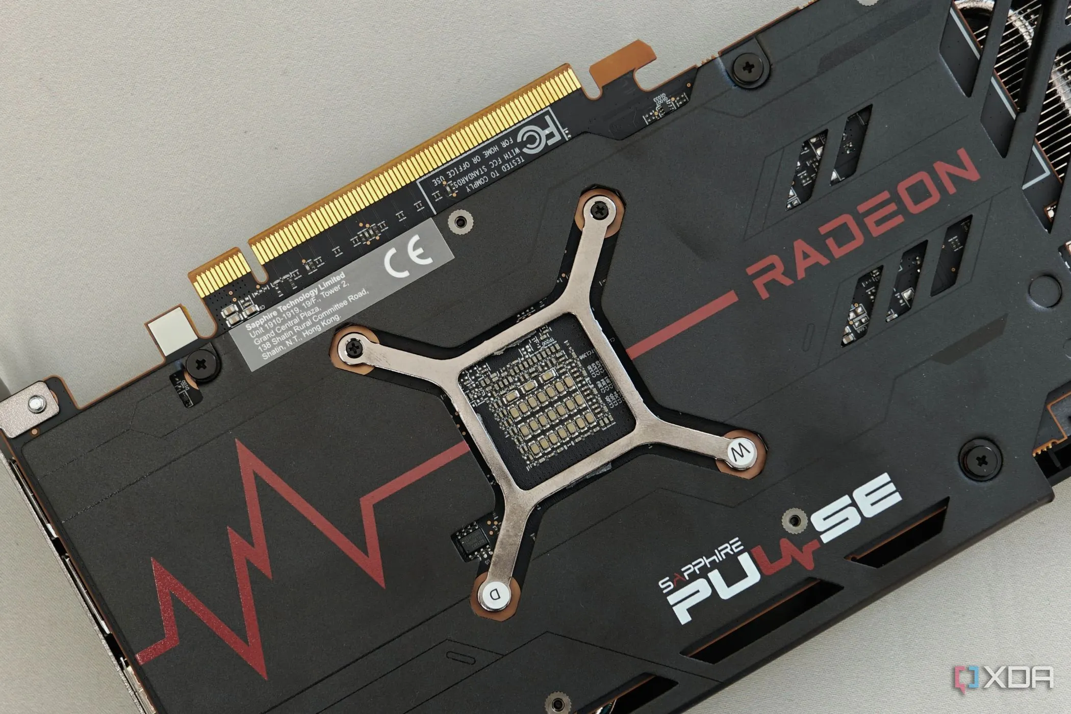 Thiết kế mặt lưng của card đồ họa AMD Radeon RX 7600 Pulse OC, liên quan đến vấn đề tản nhiệt GPU.
