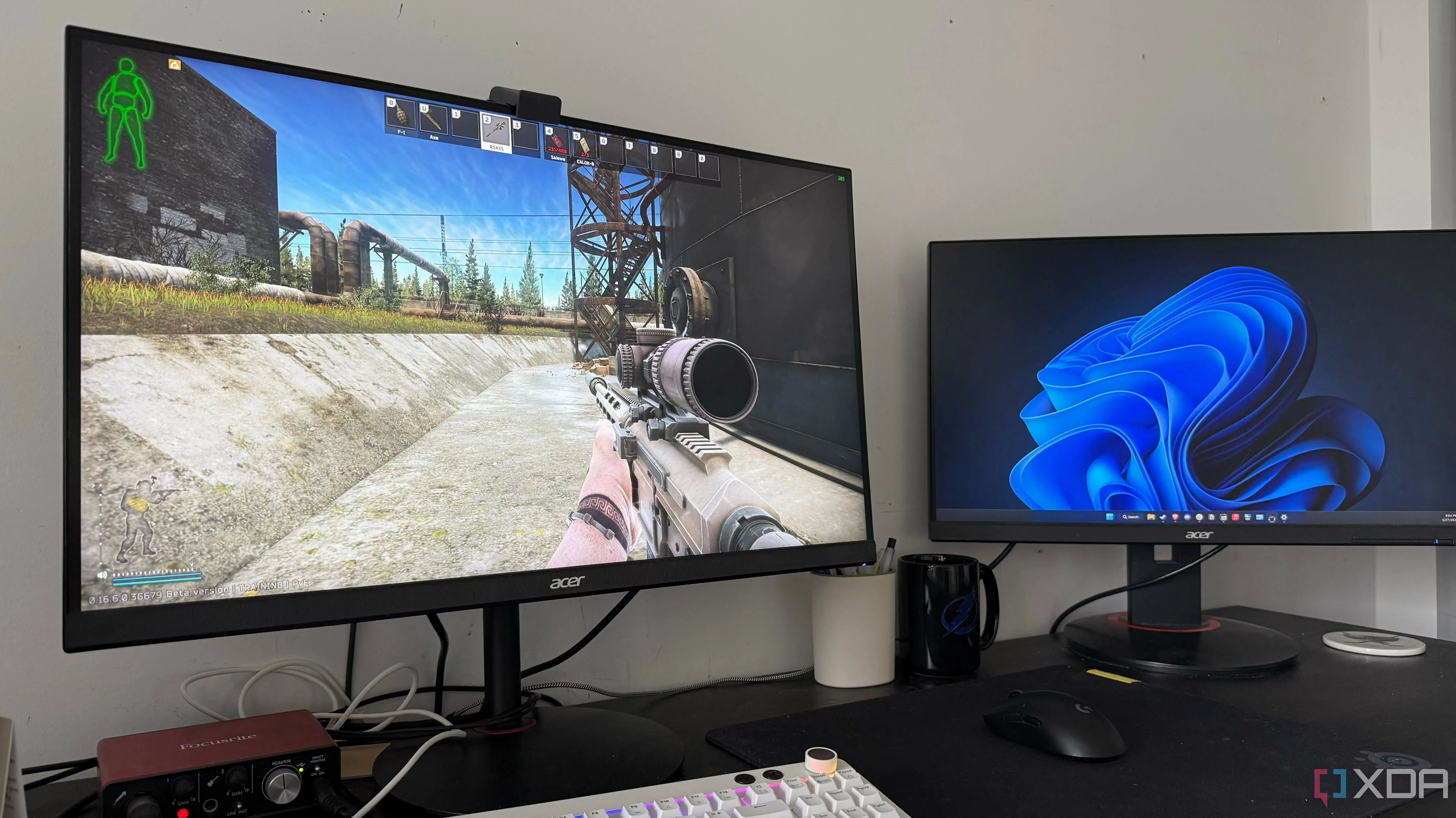 Thiết lập máy tính chơi game với hai màn hình hiển thị trò chơi FPS, minh họa nhu cầu tương thích game chuyên biệt