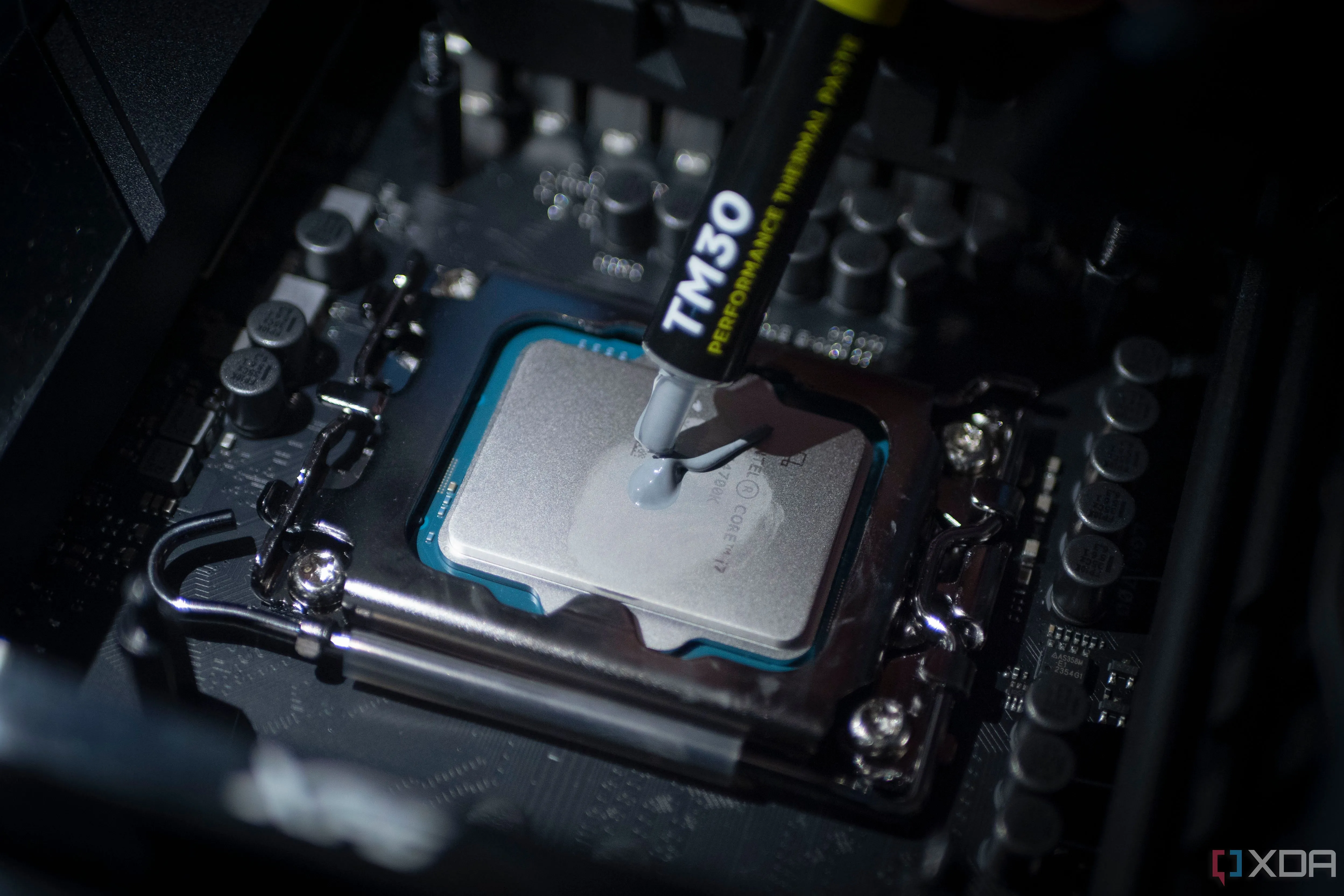 Thợ kỹ thuật đang tra keo tản nhiệt lên CPU Intel Core i7-14700K, minh họa quá trình nâng cấp CPU