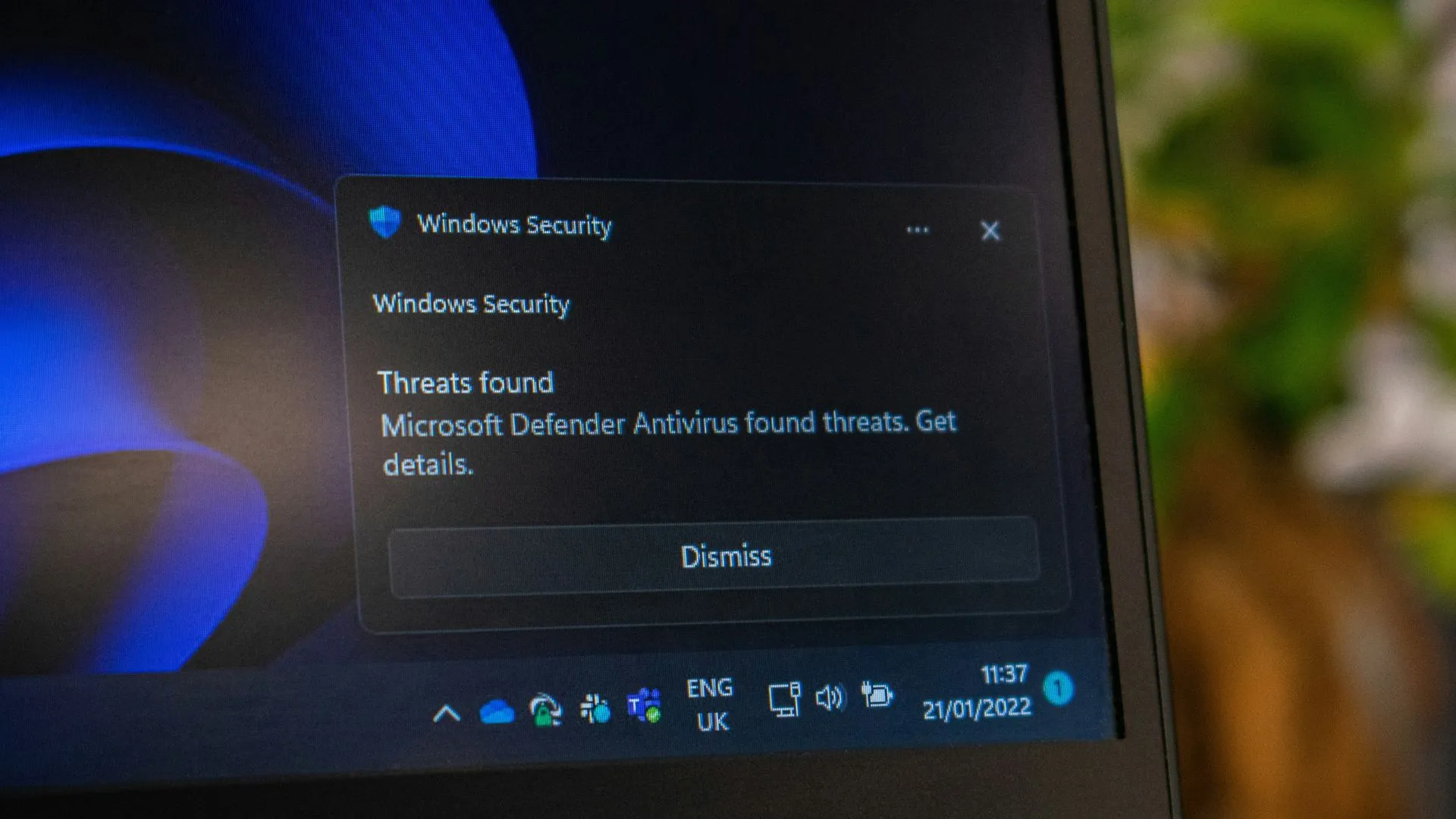 Thông báo bảo mật Windows hiển thị Microsoft Defender Antivirus đang phát hiện các mối đe dọa, minh họa tính năng phòng chống mã độc