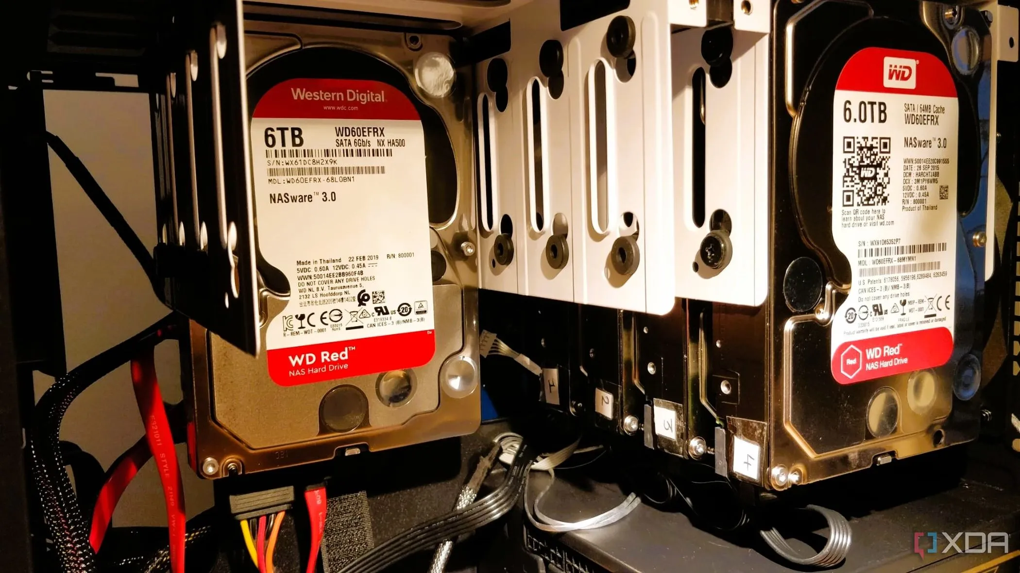 Thùng chứa nhiều ổ cứng HDD xếp chồng, thể hiện khả năng lưu trữ dung lượng lớn và chi phí hiệu quả