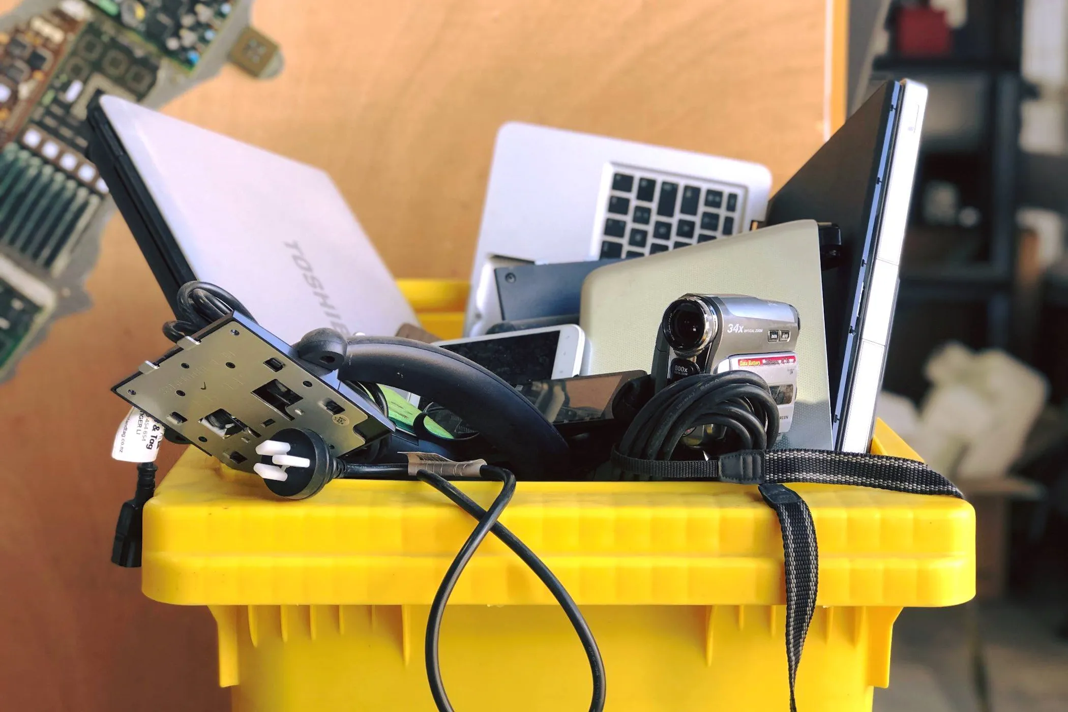 Thùng rác điện tử chứa linh kiện PC cũ, biểu tượng cho việc tái chế