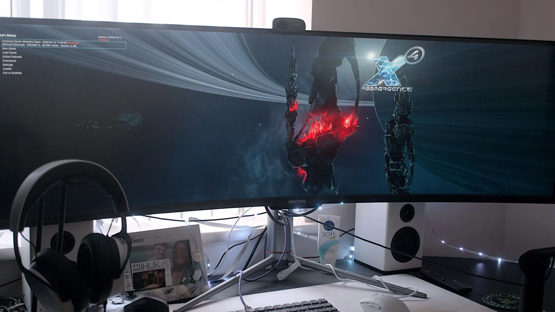 Trải nghiệm game X4: Foundations trên màn hình siêu rộng, minh họa hiệu suất hệ thống PC trong các tựa game đòi hỏi cấu hình cao.