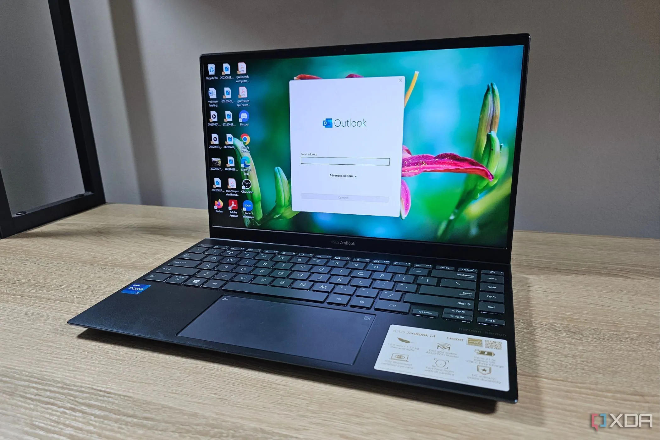Trang đăng nhập của ứng dụng Microsoft Outlook hiển thị trên màn hình laptop
